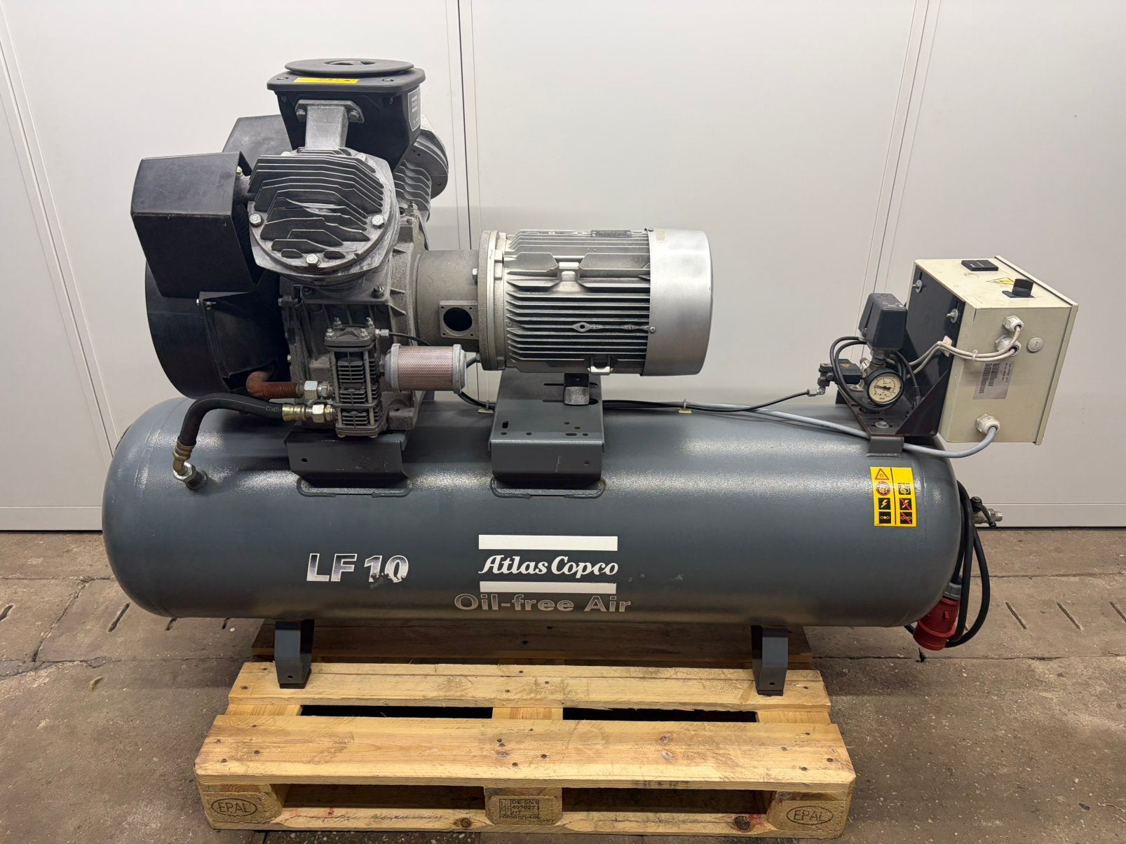 Atlas copco compressor LF10, Ophalen, 800 liter/min of meer, Zo goed als nieuw, Olievrij