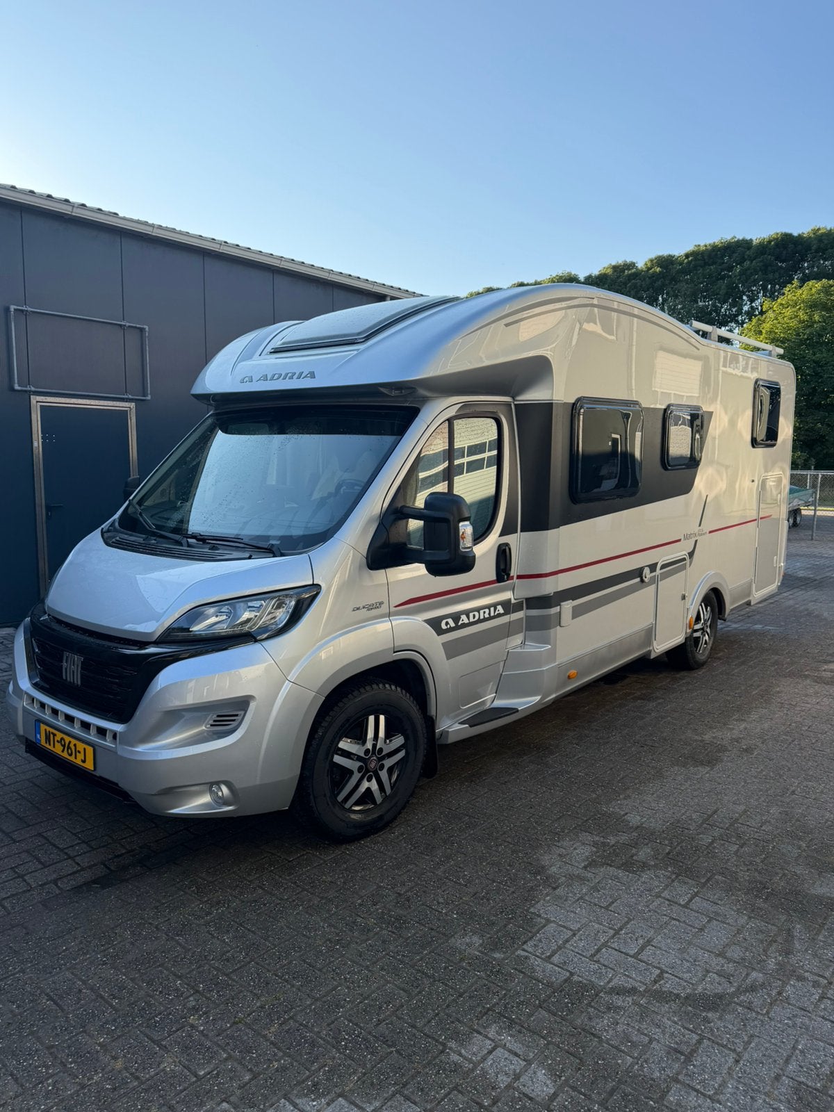 Adria Matrix 670 SL Automaat – 150 PK – 2017, Caravans en Kamperen, Automaat, Ringverwarming, Fiat, 7 tot 8 meter