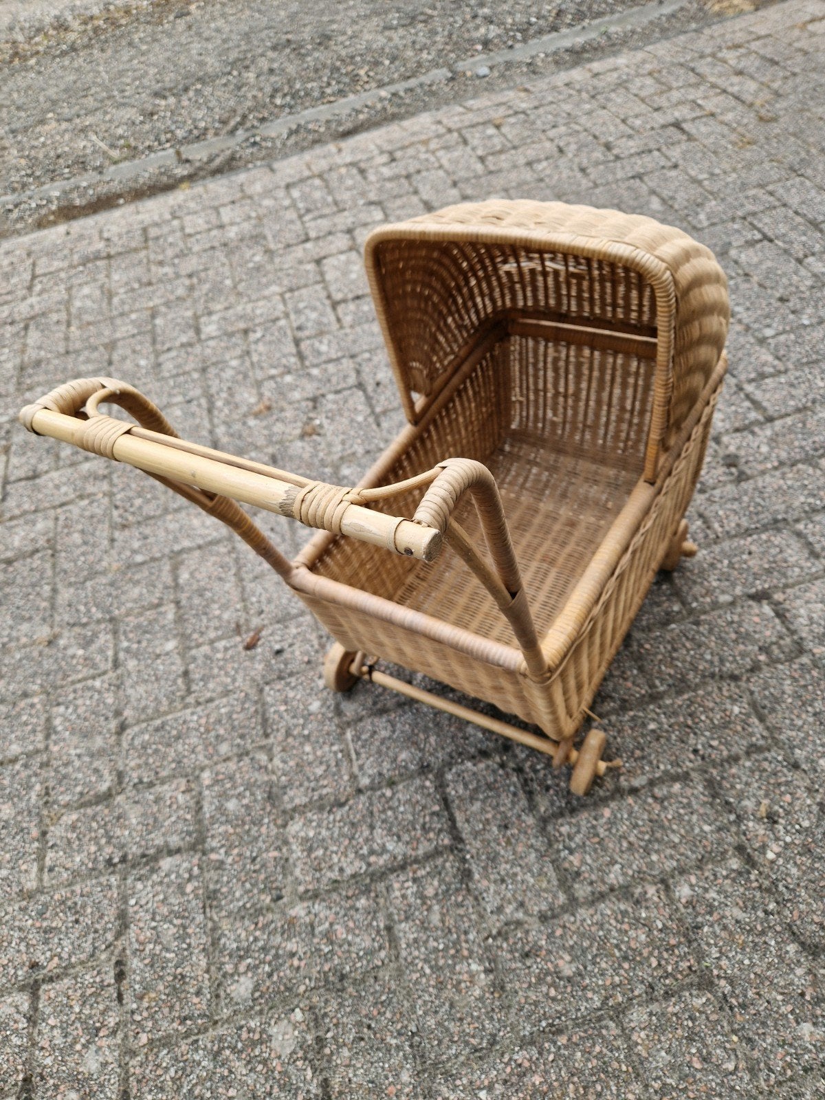 Rotan poppenwagentje., Verzamelen, Poppenhuizen en Toebehoren, Ophalen, Gebruikt, Poppenhuis