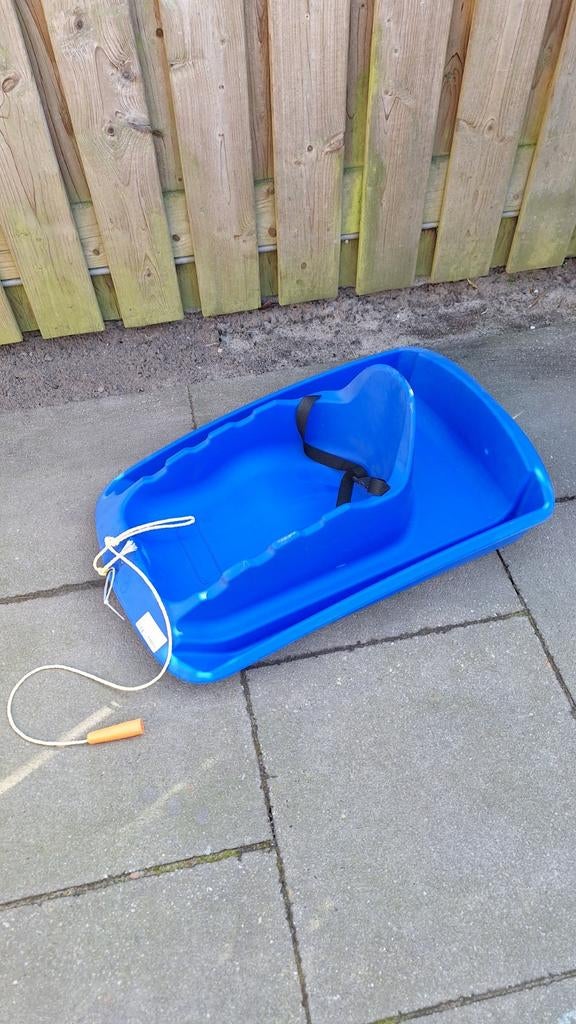 Blauwe plastic slee met riempjes en trekkoord, Kinderen en Baby's, Ophalen, Gebruikt