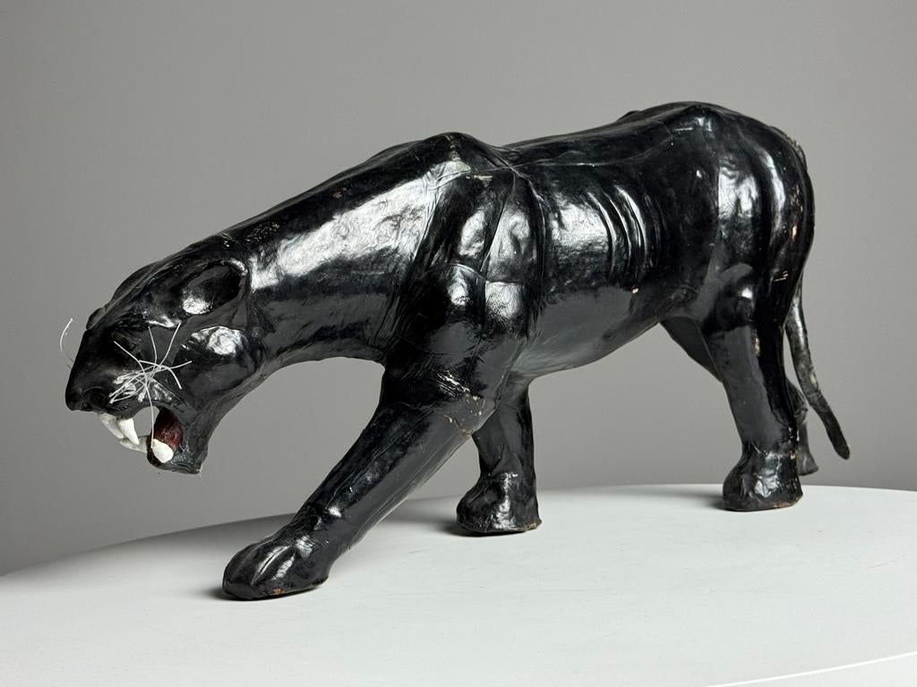 Lederen Panter, Ophalen