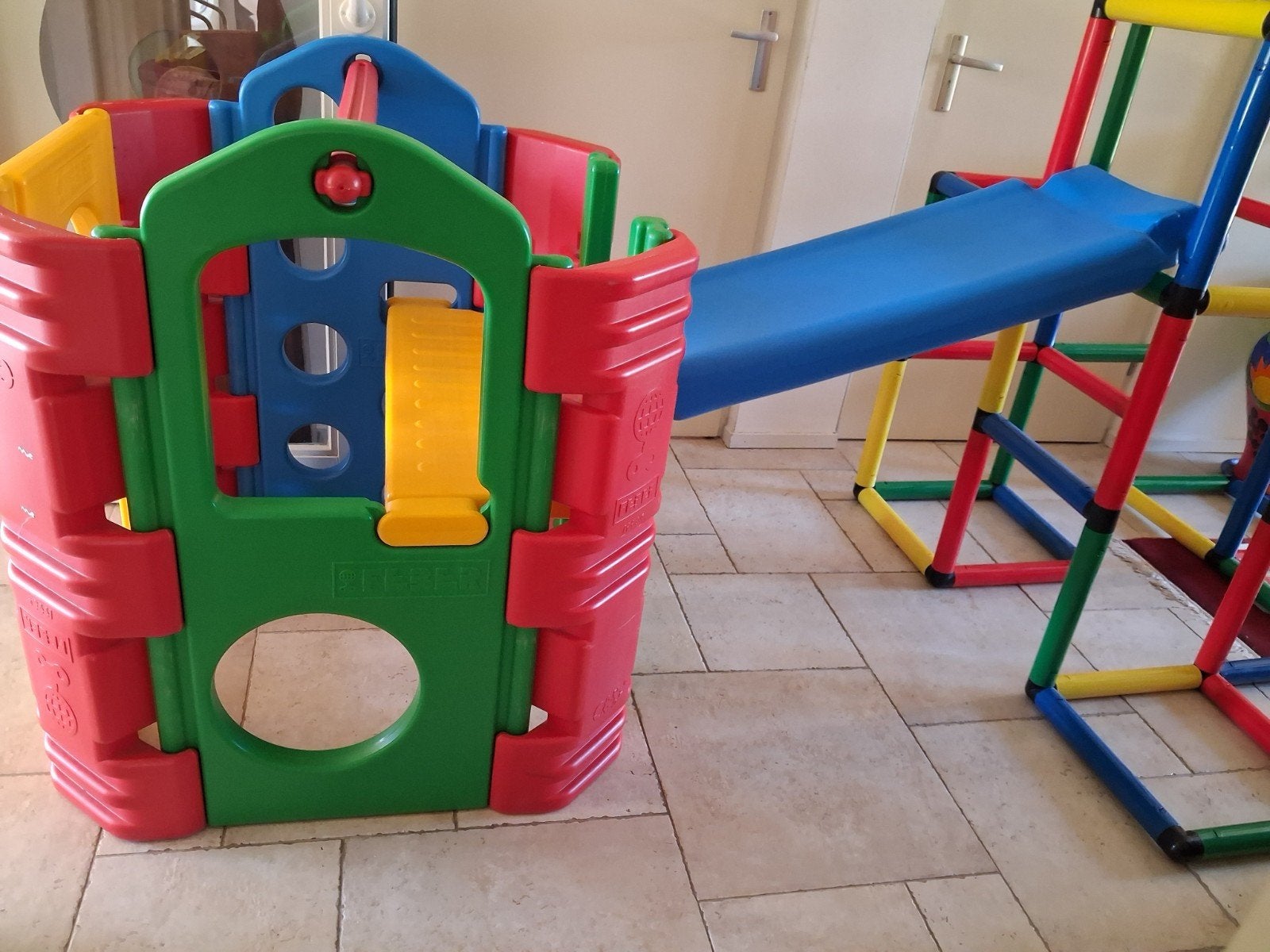 speelhuisje en klimpyramide (demonteerbaar), Ophalen, Zo goed als nieuw, Kunststof