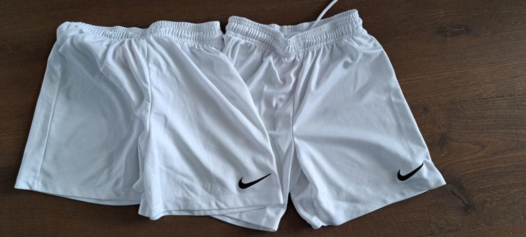 2x Nike Dri-FIT Broekjes Maat 137-147 (10-12 jaar), Ophalen of Verzenden