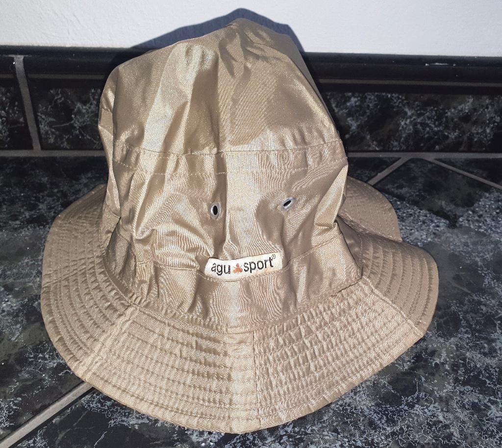 AGU Sport regenhoed mt. 58 goudkleurig 100% rubberen binnen, Ophalen of Verzenden, Zo goed als nieuw, Regenjas, Dames