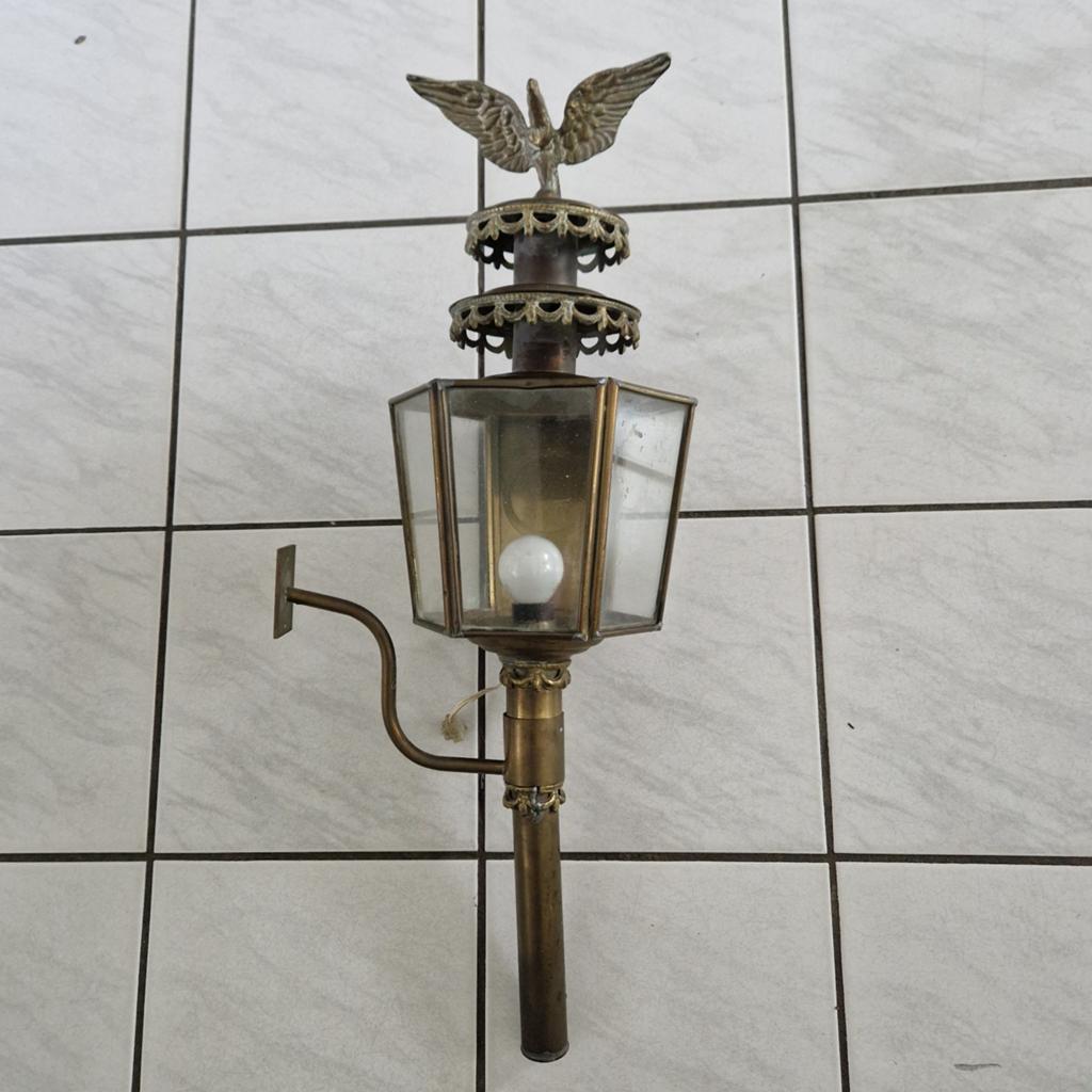 Antieke koperen wandlamp met glazen kap, Antiek en Kunst, Ophalen of Verzenden