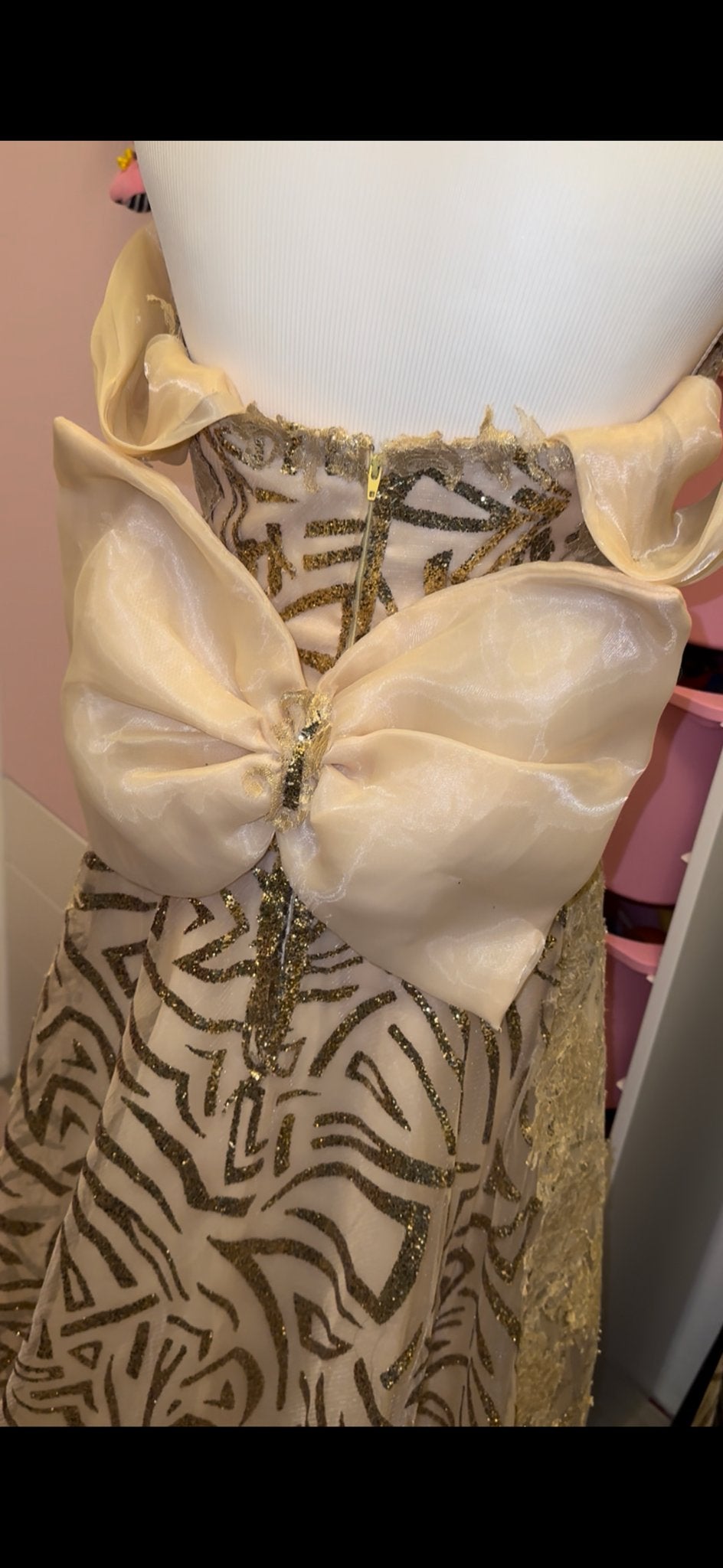 Prachtige Galajurk met Gouden Glitterpatroon, Kleding | Dames, Beige, Ophalen of Verzenden, Zo goed als nieuw, Maat 36 (S)