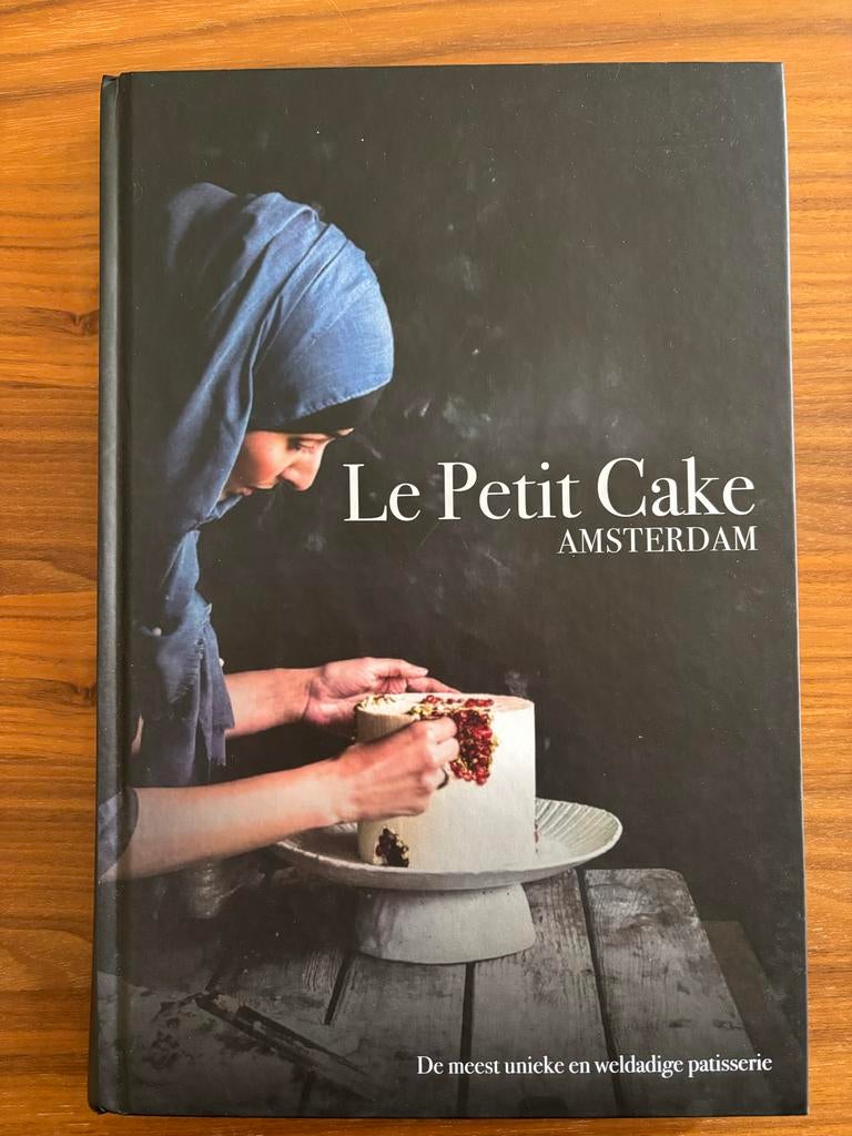 Le Petit Cake Amsterdam: Unieke en weldadige patisserie, Boeken, Kookboeken, Ophalen of Verzenden, Zo goed als nieuw, Europa, Taart, Gebak en Desserts