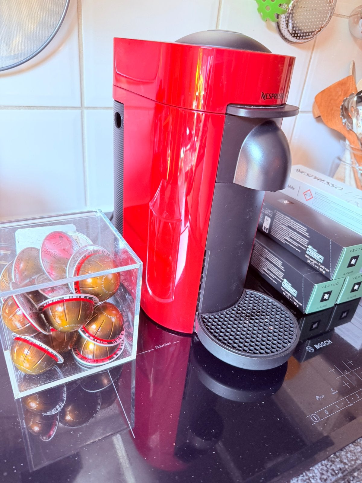Nespresso Vertuo Plus De Luxe Rood, Koffiemachine, Ophalen of Verzenden, Zo goed als nieuw, Koffiepads en cups