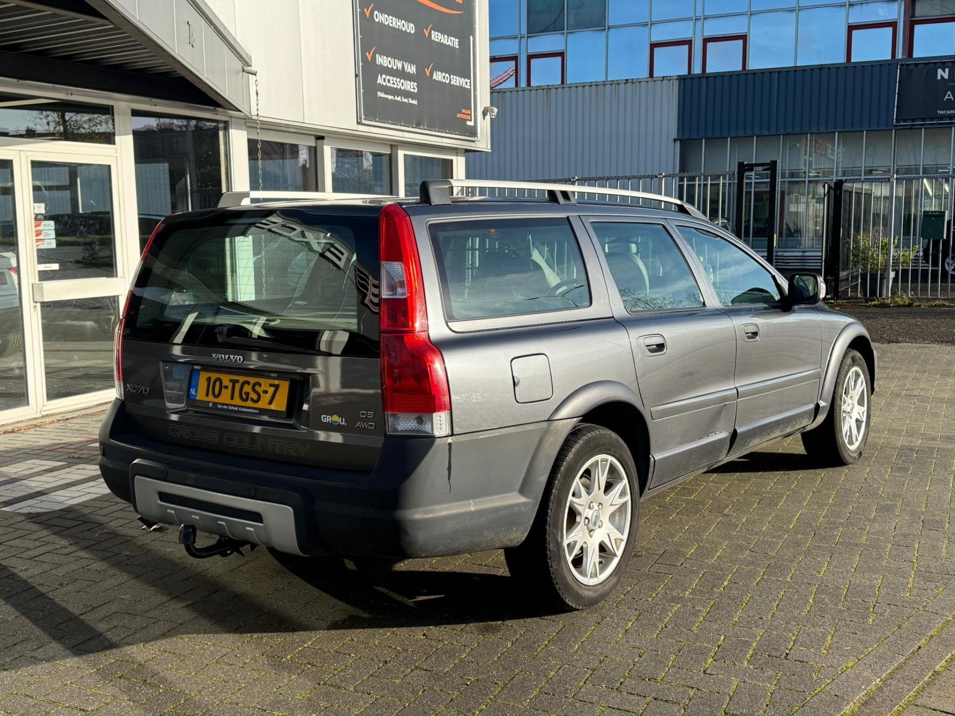 Volvo XC70 2.4 D5 Kinetic, Automaat, 1694 kg, Beige, 197 €/maand