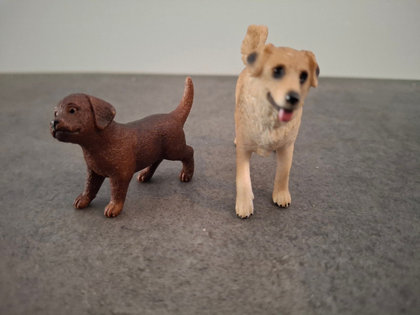 Schleich hondjes - Labrador en Golden Retriever, Ophalen of Verzenden, Gebruikt