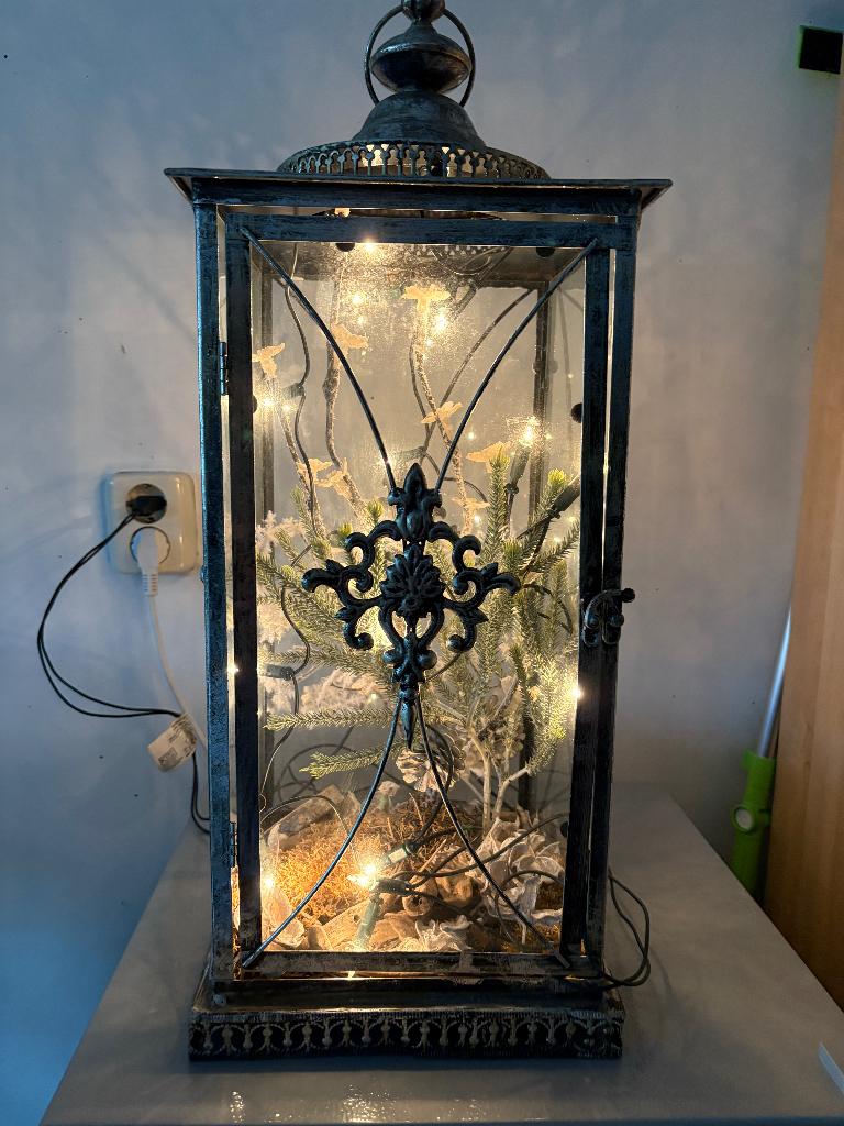 Metalen lantaarn met inhoud, Huis en Inrichting, Woonaccessoires | Kandelaars en Kaarsen, Ophalen, Gebruikt, Metaal, 50 tot 75 cm