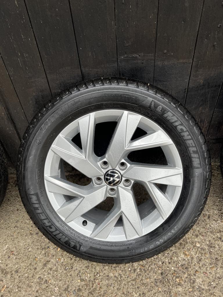 5x112 Originele Volkswagen Tiguan Frankfurt all-season 18”, Auto-onderdelen, Banden en Velgen, 18 inch, Gebruikt, Banden en Velgen