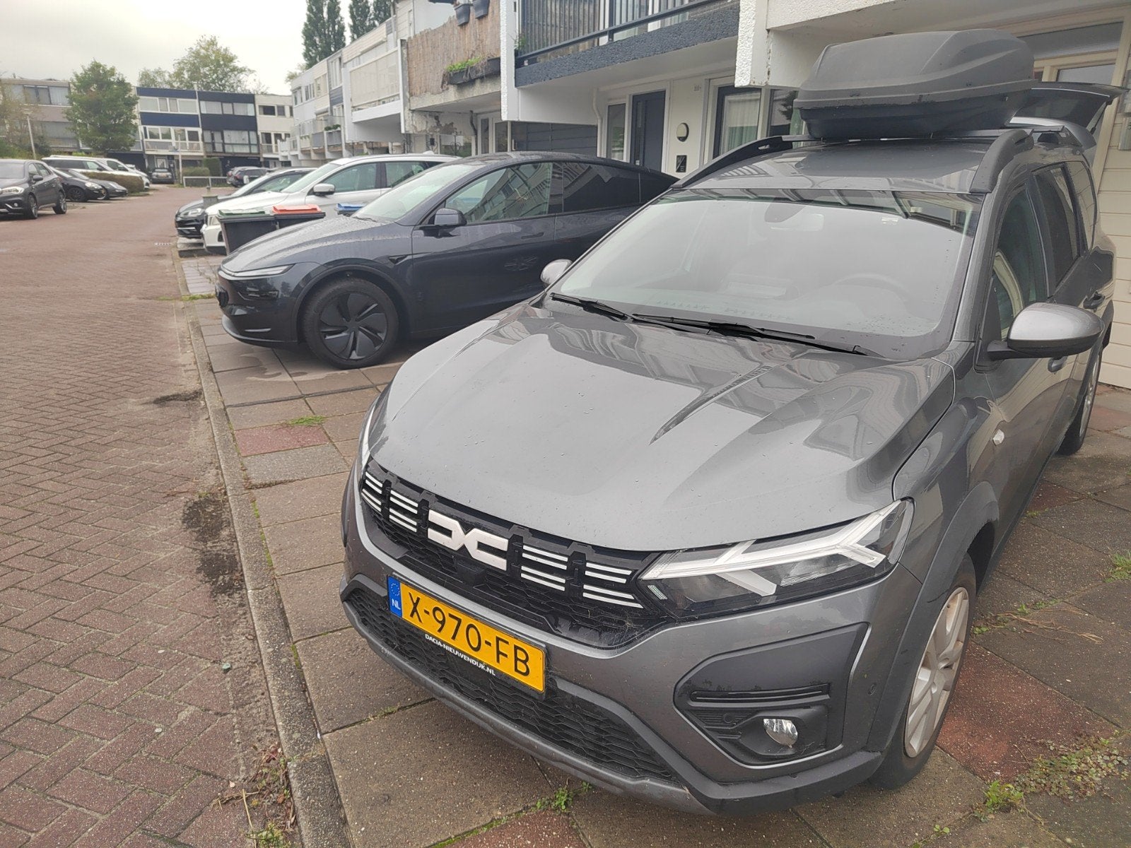Dacia Jogger Hybrid 140pk Aut 7pl 2023 Grijs, Auto's, 730 kg, 750 kg, 4 cilinders, 7 stoelen