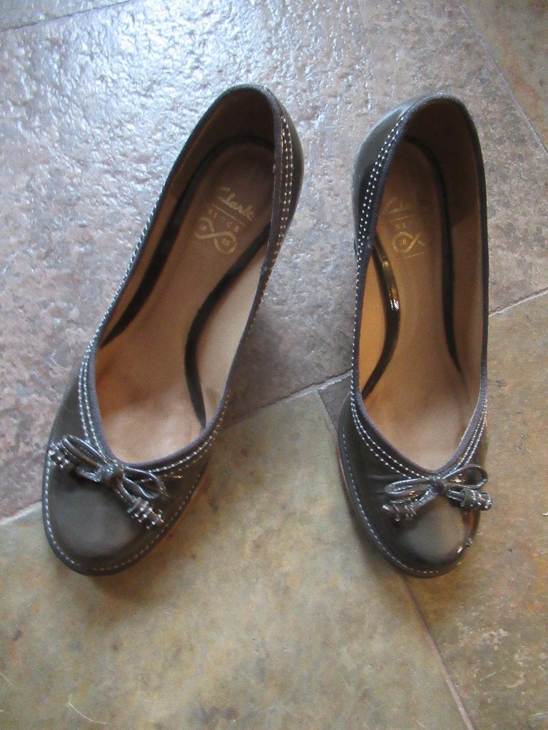 CLARK Schoenen maat 37,5 nieuw grijs lak m. hak van 6 cm €20, Nieuw, Ophalen of Verzenden, Schoenen met hoge hakken, Grijs