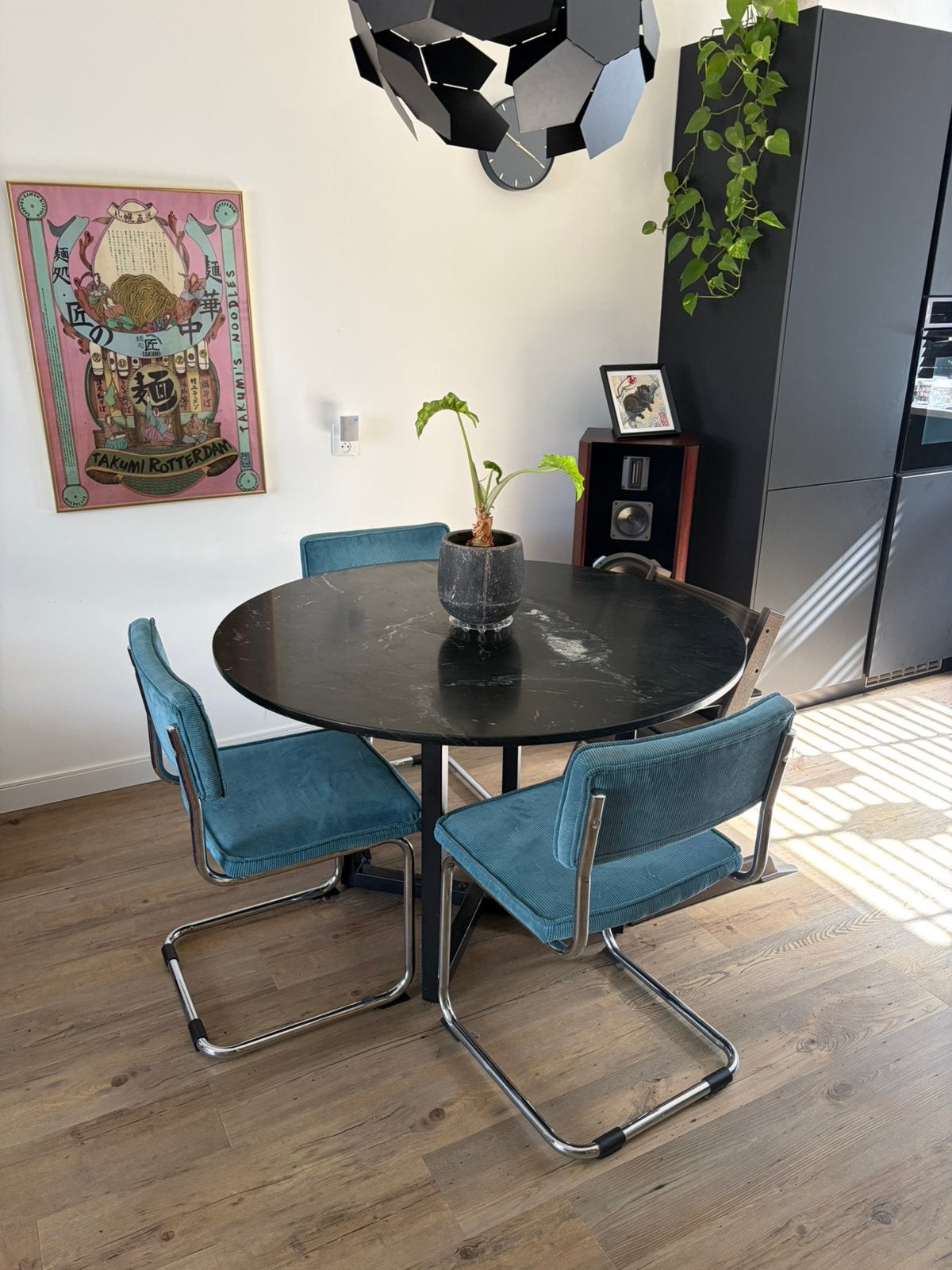 Ronde eettafel met marmeren toplaag, Ophalen, 100 tot 150 cm, Rond, Zo goed als nieuw