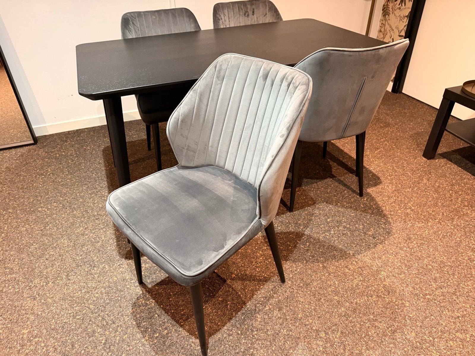 Eettafel met 4 stoelen - Grijs/Zwart, Ophalen, Gebruikt, 100 tot 150 cm, 50 tot 100 cm
