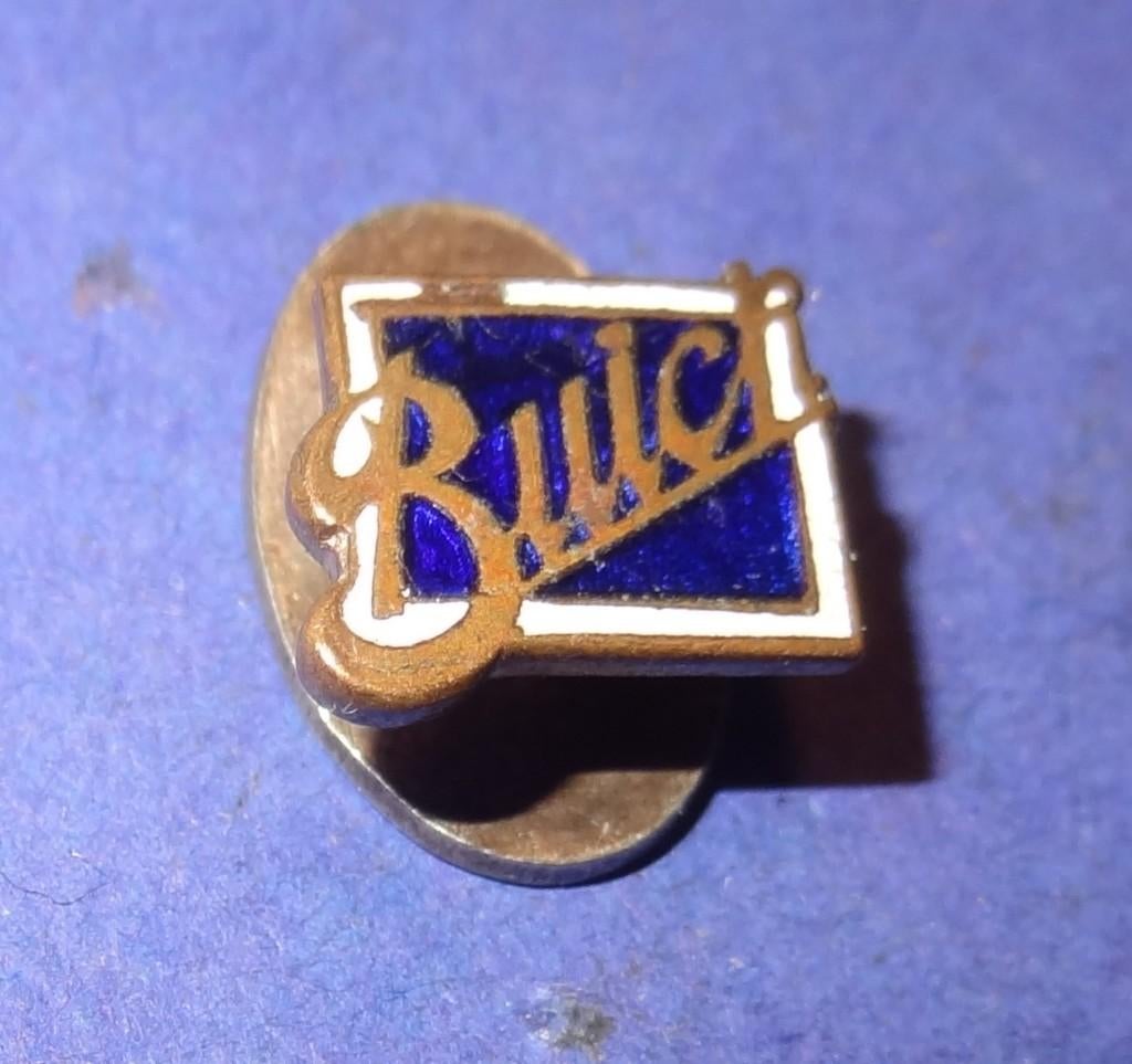 Buick Geemailleerde Revers Knoop 11 x 9 mm No 222, Verzenden, Gebruikt, Transport, Speldje of Pin