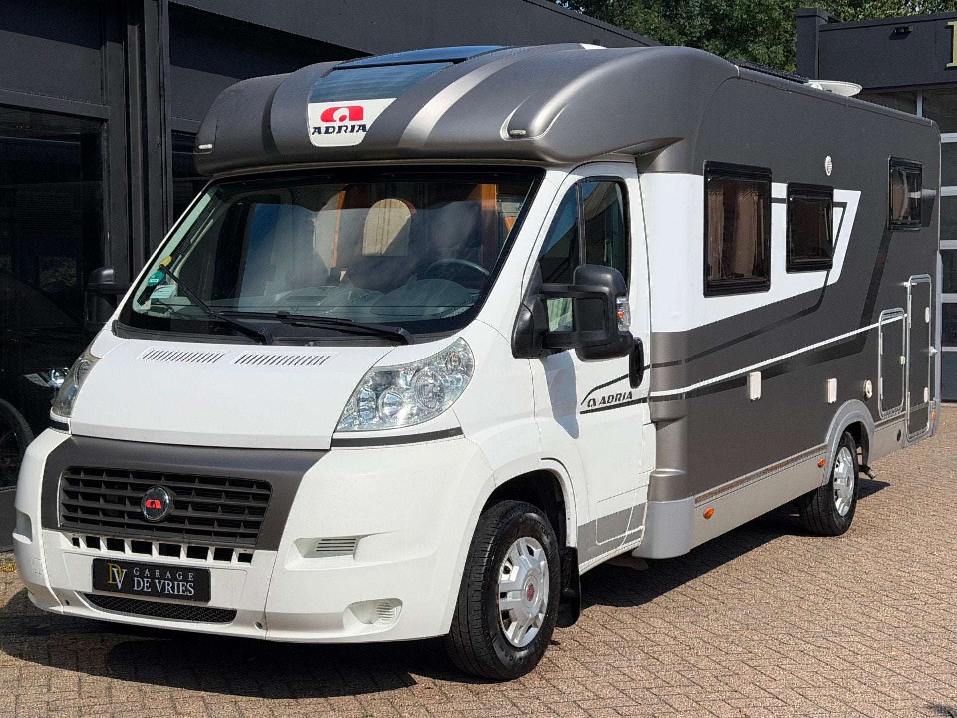 Adria CORAL S 670SL Airconditioning Lengtebedden Garage Luif, Bedrijf, Luifel, Handgeschakeld, Diesel