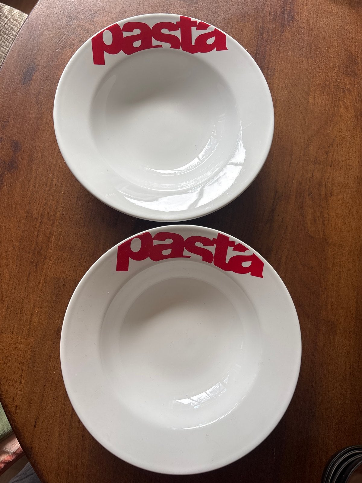 Set van 2 Witte Pastaborden met Rode 'Pasta' Opdruk, Ophalen, Gebruikt, Keramiek, Bord(en)