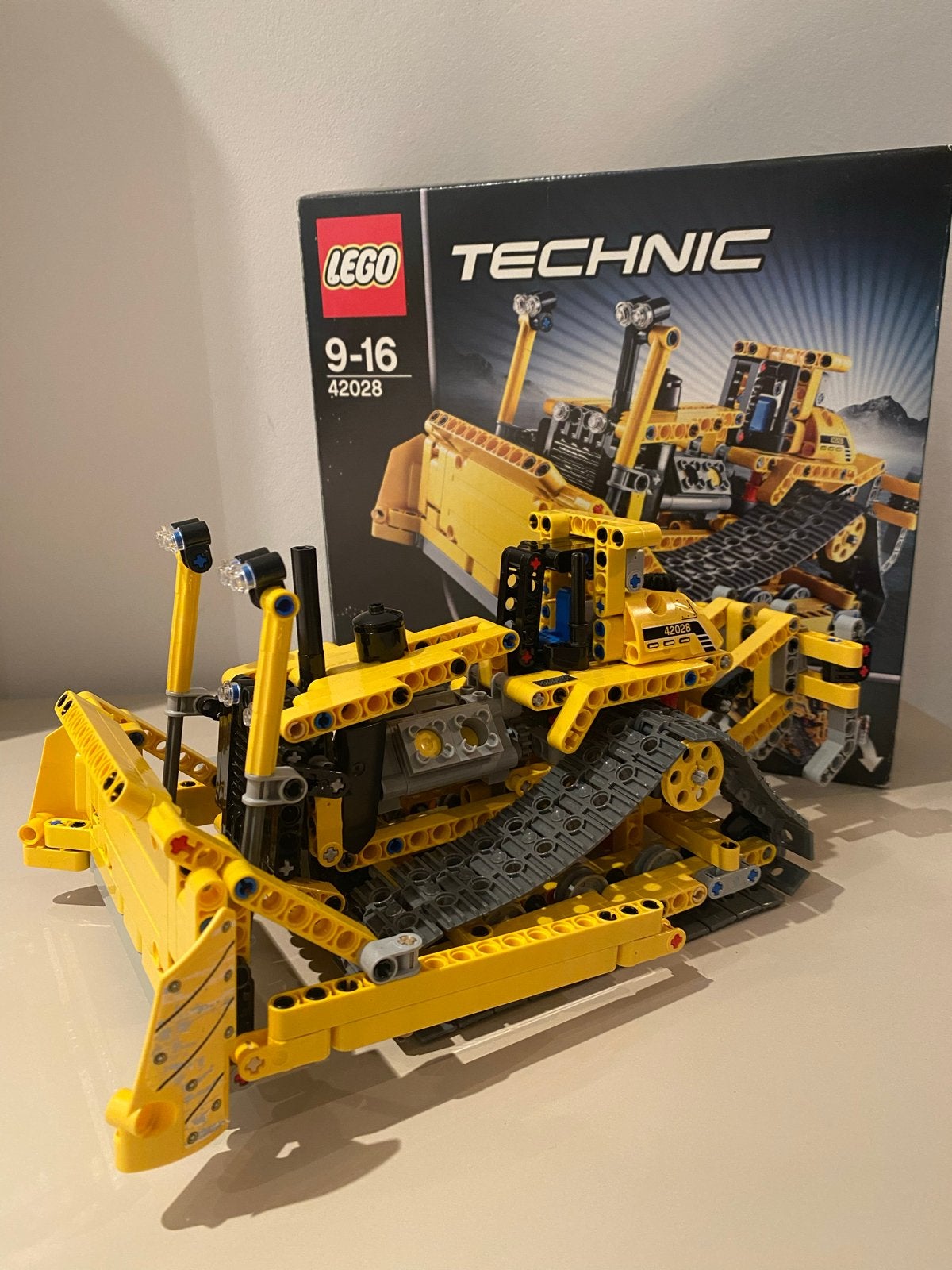 Lego Technic 42028 Bulldozer 100% compleet met doos en boekj, Kinderen en Baby's, Lego, Ophalen of Verzenden, Zo goed als nieuw