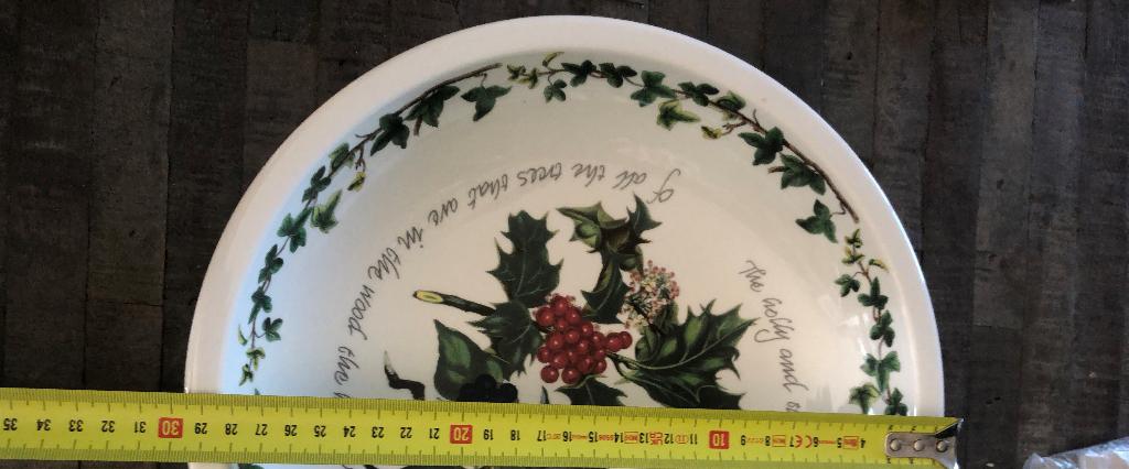 Portemeirion ronde schaal The Holly & the Ivy, Huis en Inrichting, Keuken | Servies, Ophalen, Overige stijlen, Porselein, Schaal of Schalen