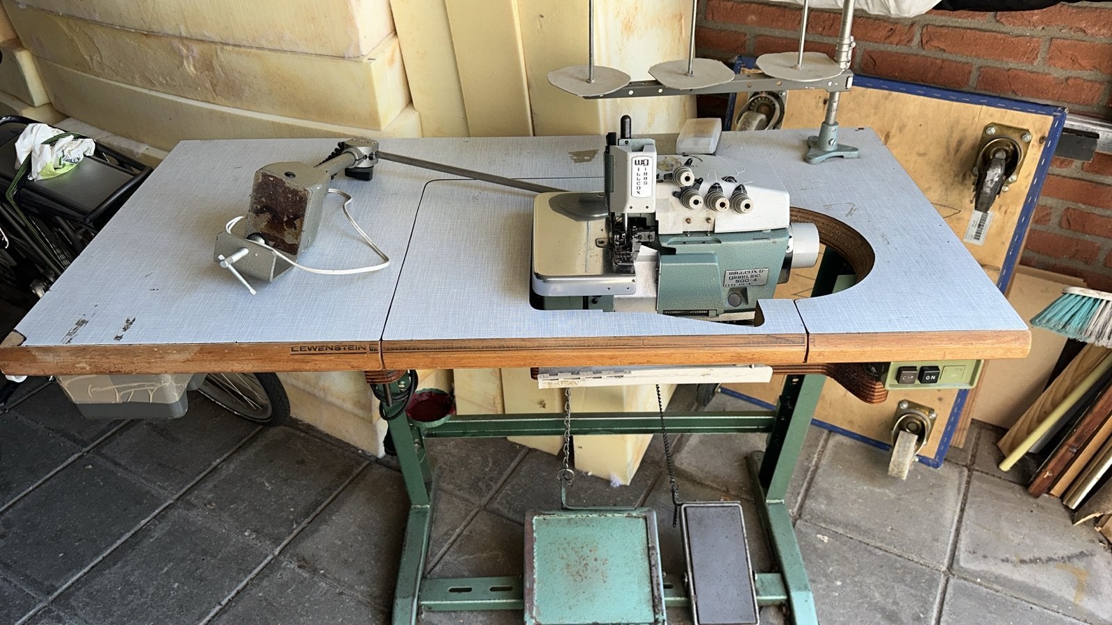Industriële Lockmachine, Hobby en Vrije tijd, Naaimachines en Toebehoren, Lewenstein, Gebruikt, Ophalen of Verzenden, Lockmachine