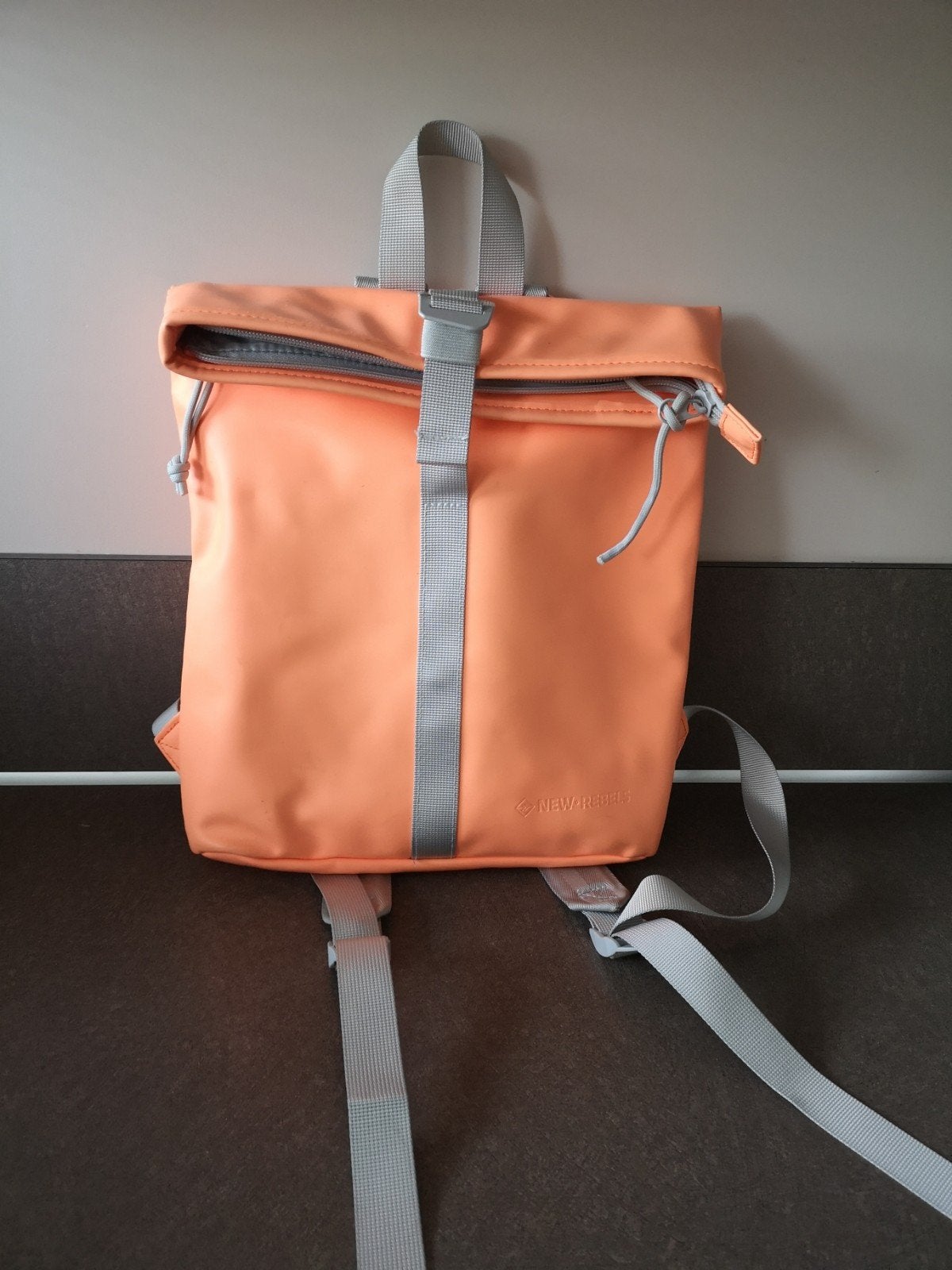 New Rebels rugtas - Lichtgrijs met zalm/oranje, Overige merken, 25 tot 40 cm, Ophalen of Verzenden, Zo goed als nieuw