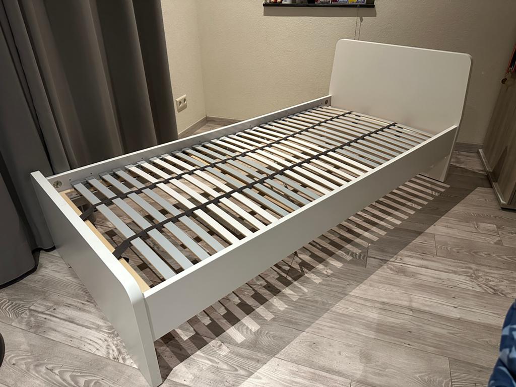 Wit eenpersoonsbed met lattenbodem, Huis en Inrichting, Slaapkamer | Bedden, Ophalen, 90 cm, Eenpersoons, Wit