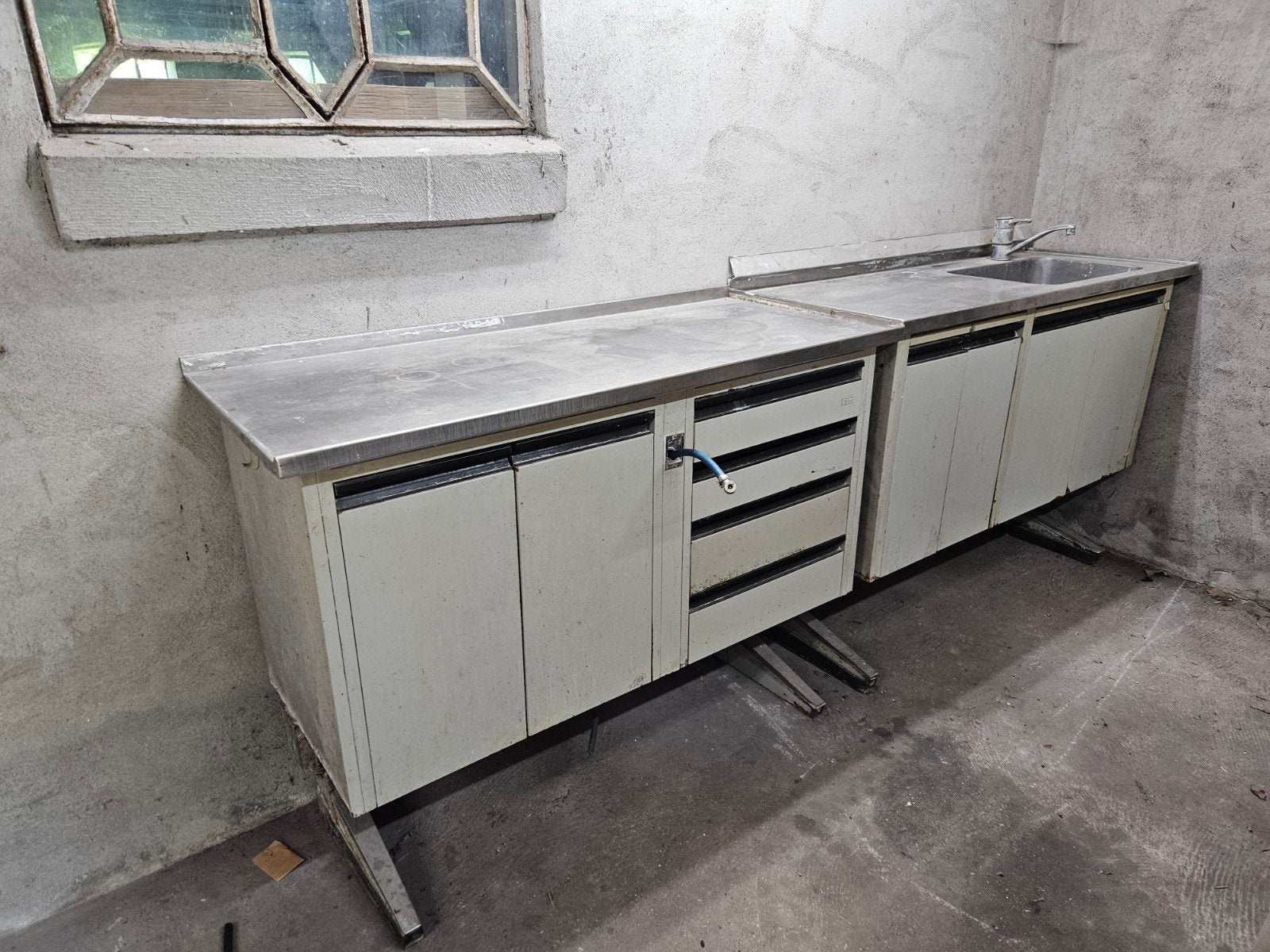 2 Vintage Erio werkbanken met RVS blad, Ophalen, Gebruikt, 120 tot 170 cm