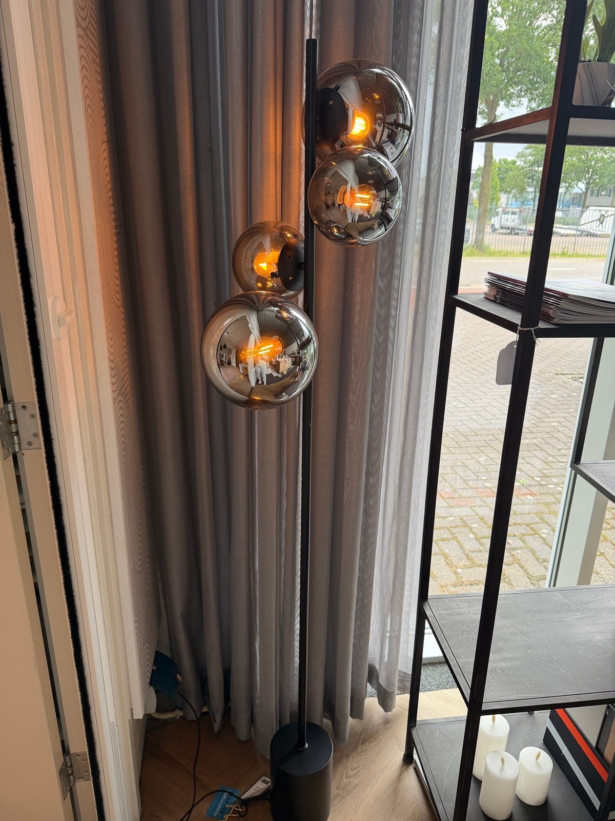 Sale! Vloerlamp met smoke glazen bollen, Huis en Inrichting, Lampen | Vloerlampen, Ophalen, Nieuw, 150 tot 200 cm