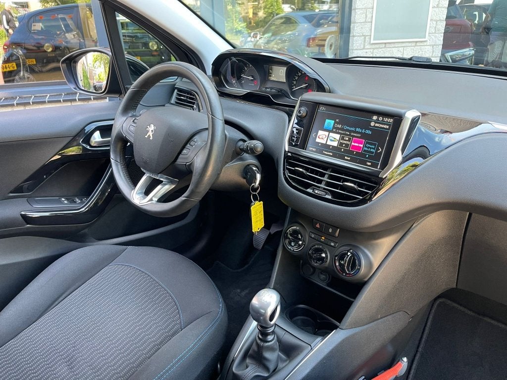 Peugeot 208 1.2 Signature Navi 4x Nw banden Distri VV, Auto's, Gebruikt, Euro 6, 1199 cc, 1055 kg