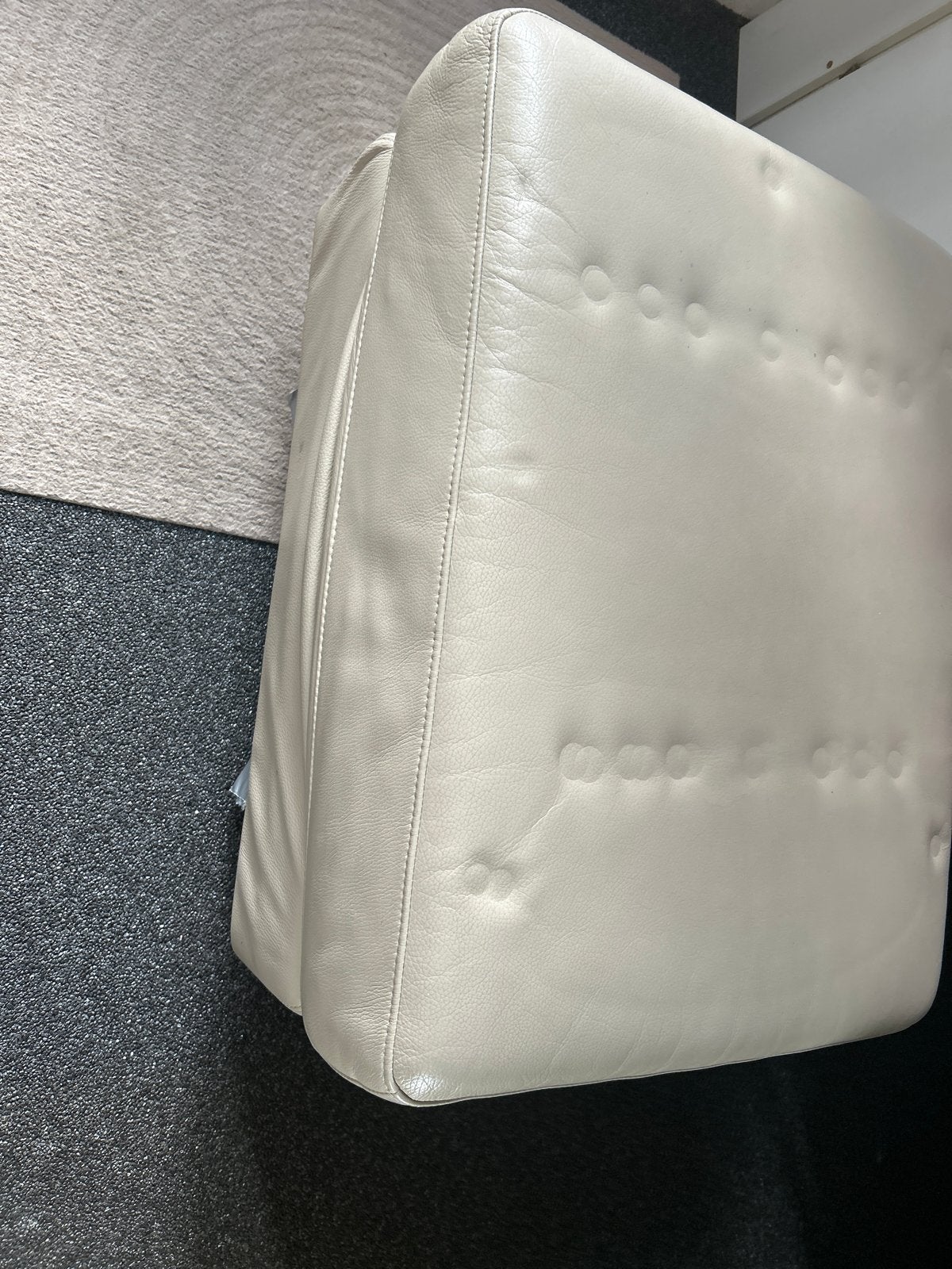 Gebruikte leren poef - Crème/Lichtgrijs, Huis en Inrichting, Banken | Voetenbanken en Poefen, Gebruikt, 50 tot 75 cm, Minder dan 50 cm