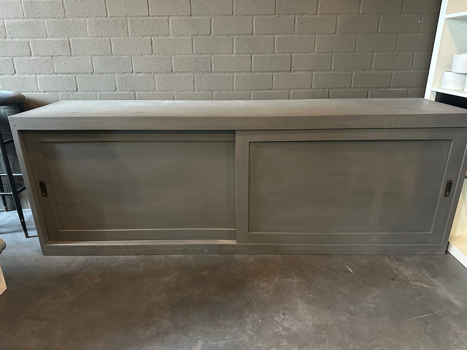 Strak teamhouten dressoir met schuifdeuren - Grijs, Ophalen, Gebruikt, 150 tot 200 cm, 25 tot 50 cm