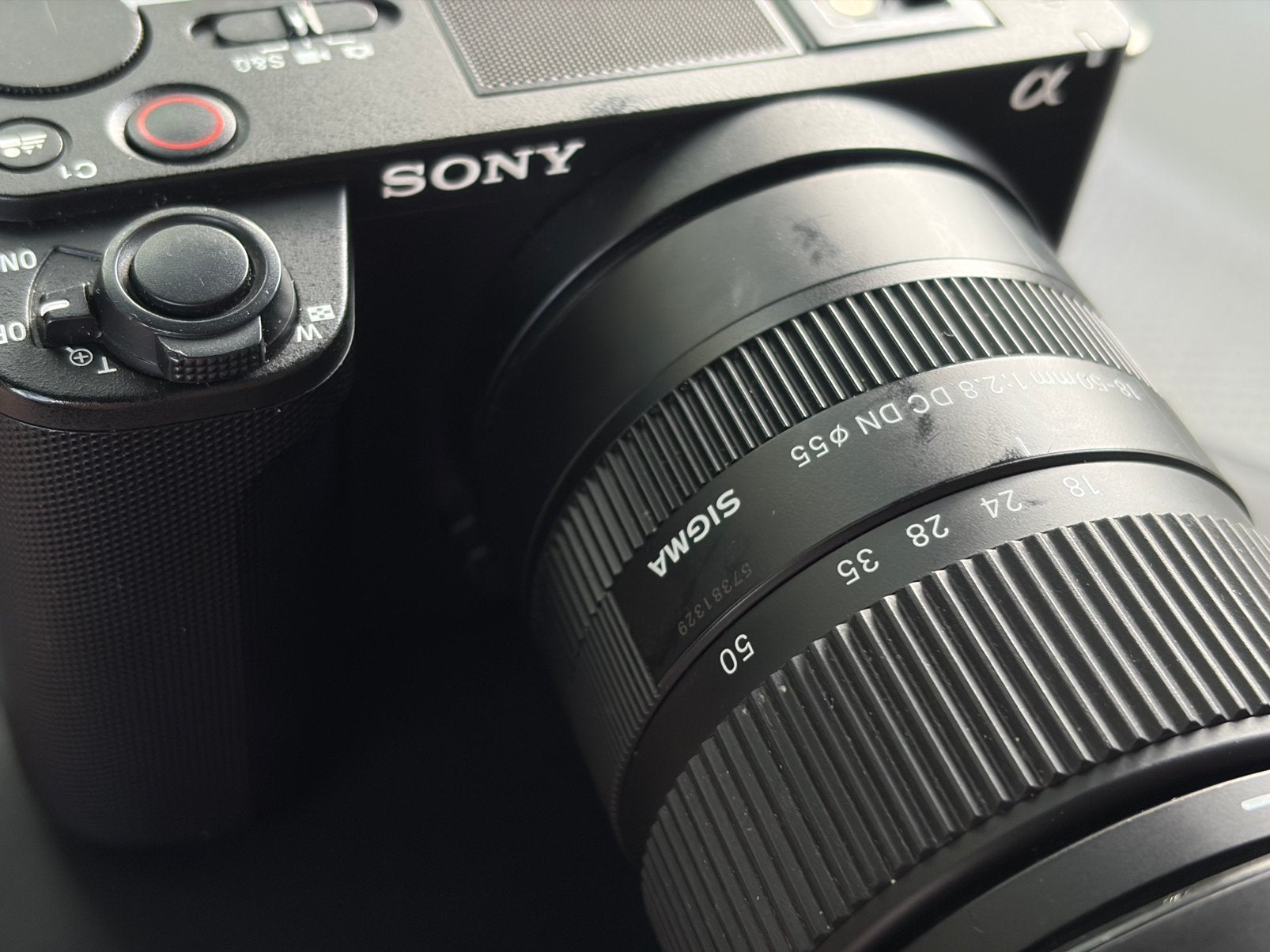 Sony ZV E10 2 II - met Sigma 18-50mm f/2.8 DC DN, Ophalen of Verzenden, Zo goed als nieuw, Sony, Geen optische zoom