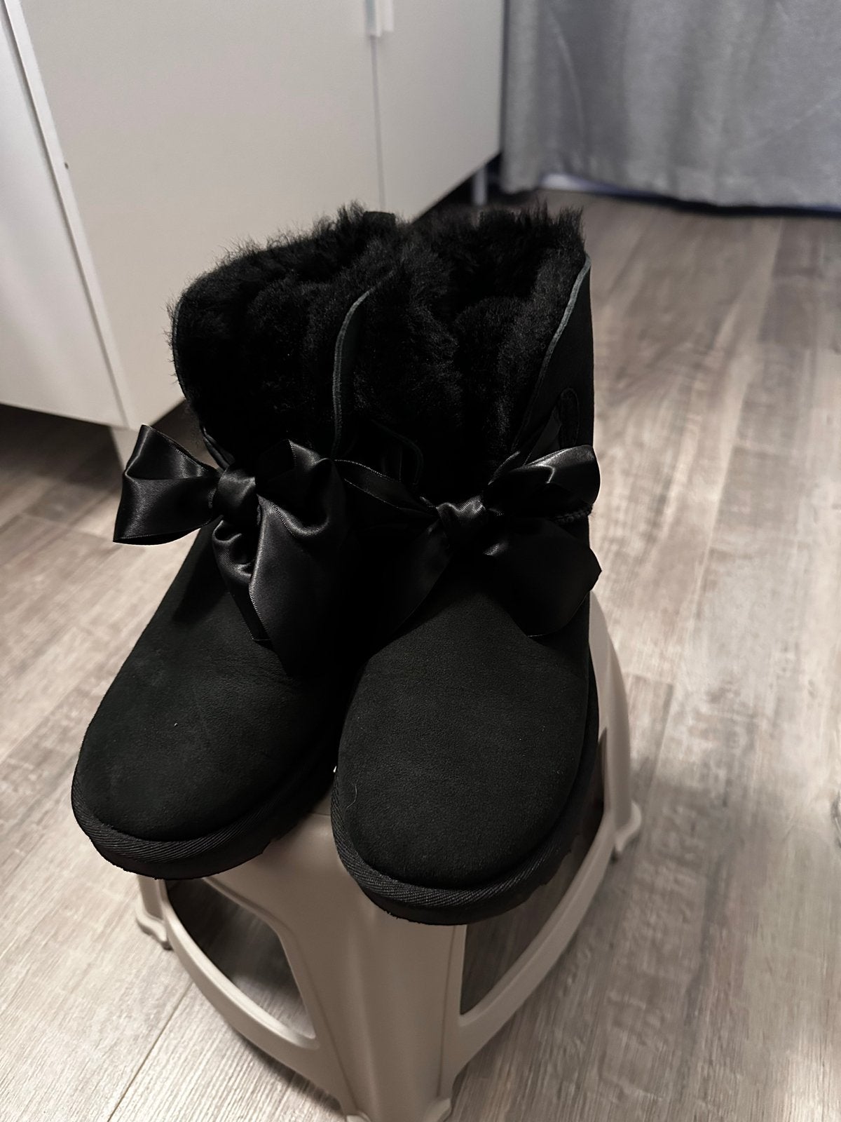Nieuwe Ugg laarzen met strik, Kleding | Dames, Schoenen, Ophalen of Verzenden, Nieuw, Zwart, Lage of Enkellaarzen