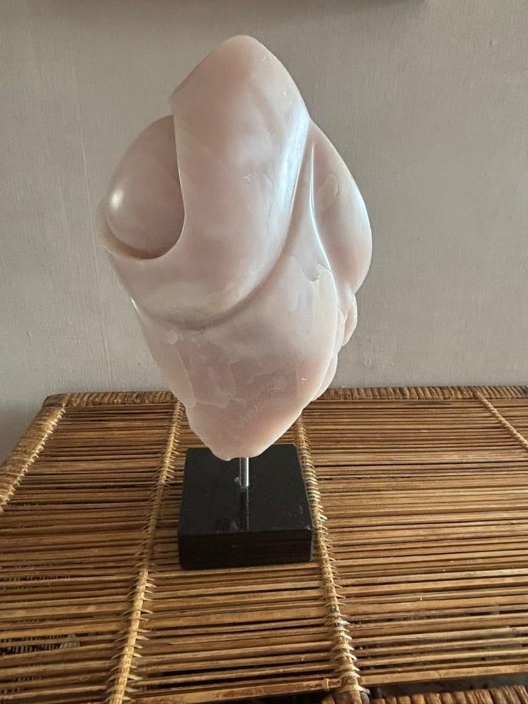 Grote roze albast sculptuur/ 38 cm hoog, Ophalen