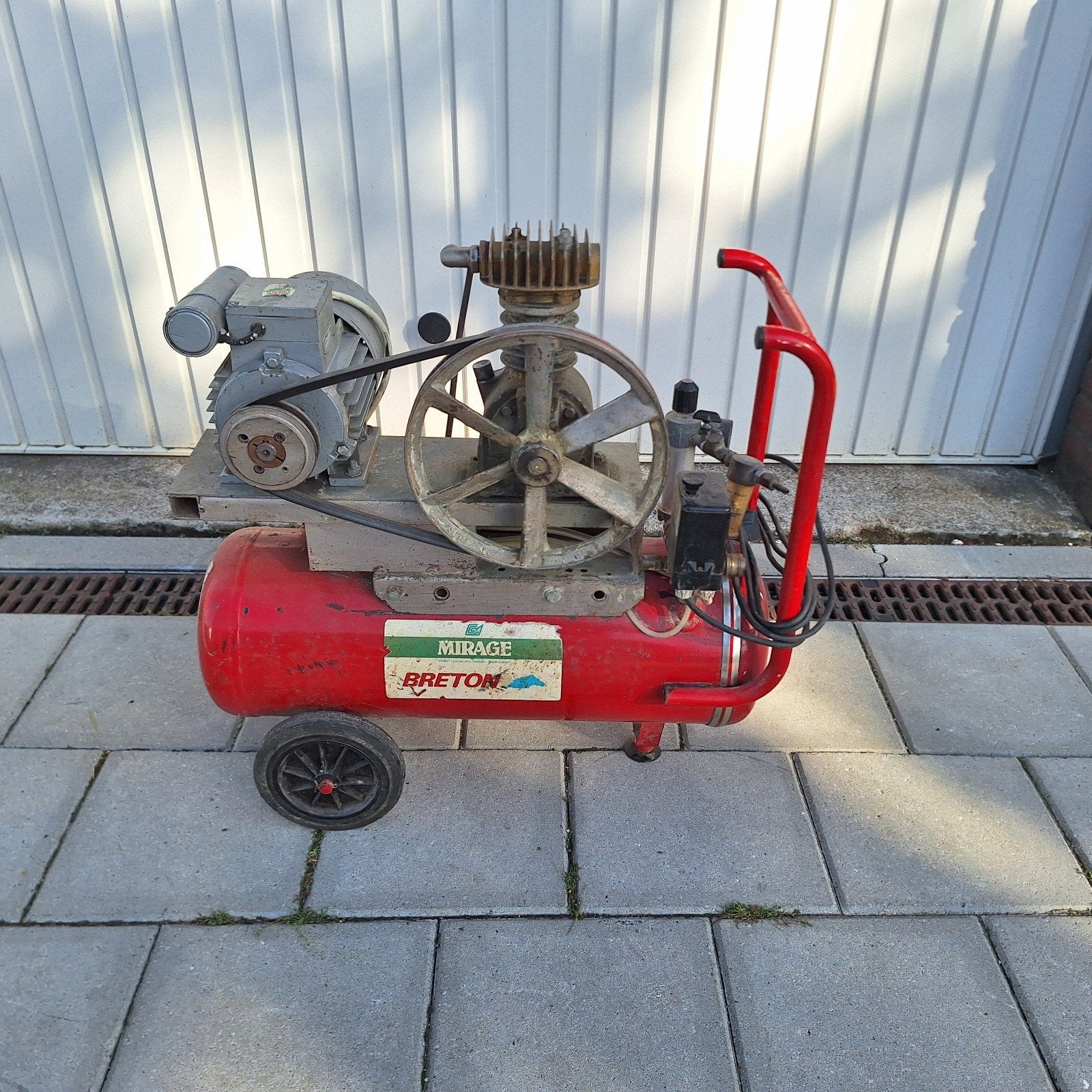 te koop compressor op wielen 230v, Doe-het-zelf en Verbouw, Compressors, Ophalen, Gebruikt, 6 tot 10 bar, Minder dan 200 liter/min