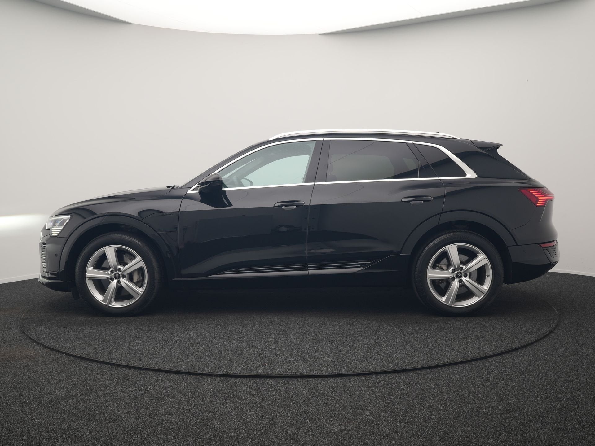 Audi Q8 e-tron 55 Quattro S Line 114 kWh 408pk Dealer O.H. |, Automaat, Zwart, Vierwielaandrijving, 408 pk