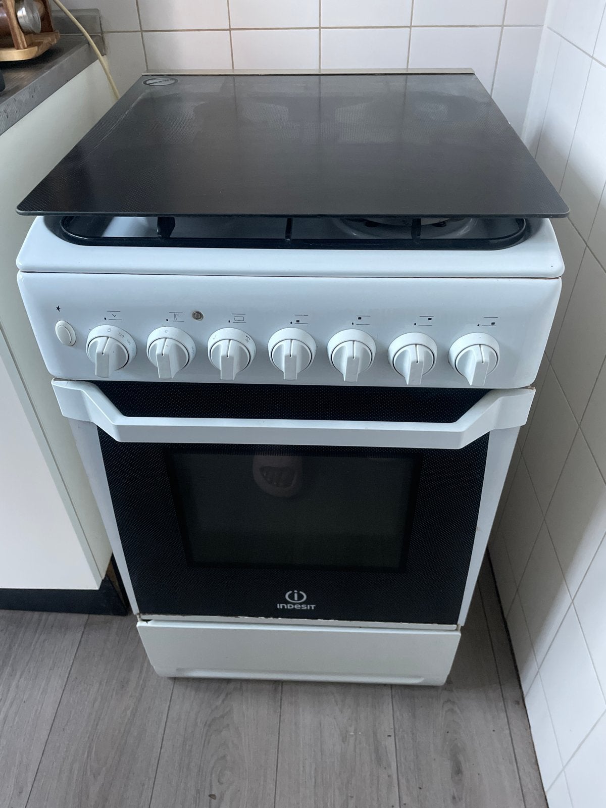 Indesit Vrijstaand Gasfornuis met Oven - Wit, Witgoed en Apparatuur, Fornuizen, Ophalen, Gebruikt, Minder dan 85 cm, 60 cm of meer