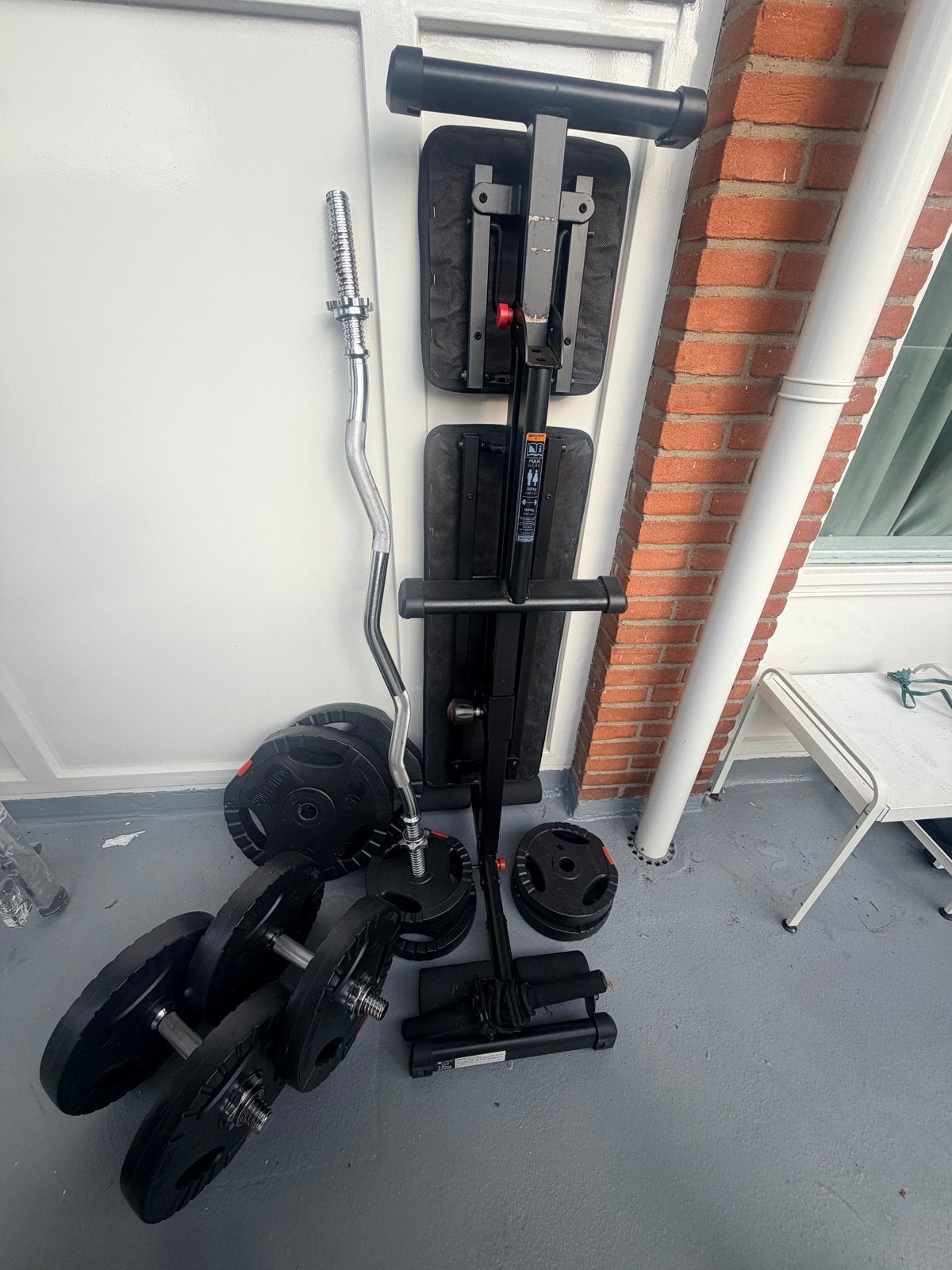 Fitnessbank met halterstang en gewichten, Sport en Fitness, Ophalen, Gebruikt, Armen, Fitnessbank