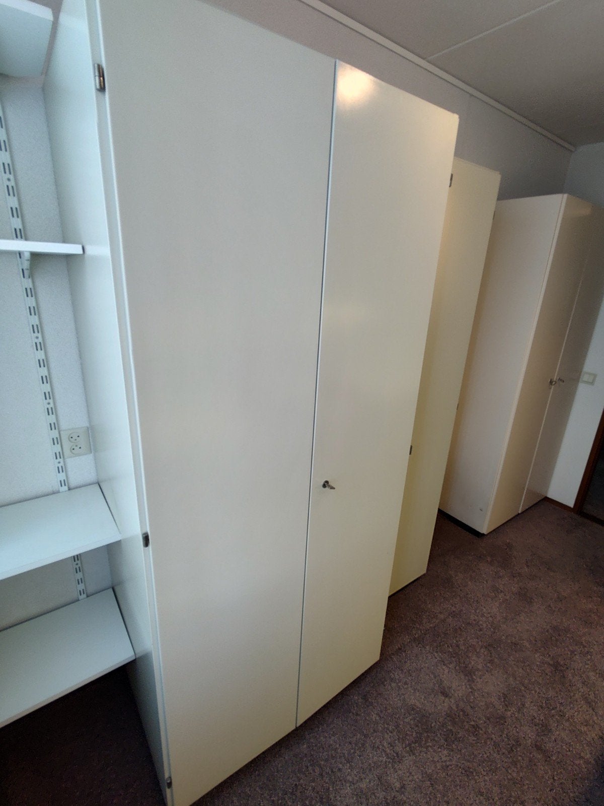 Witte kasten: hangkast en legkasten (gratis af te halen), Ophalen