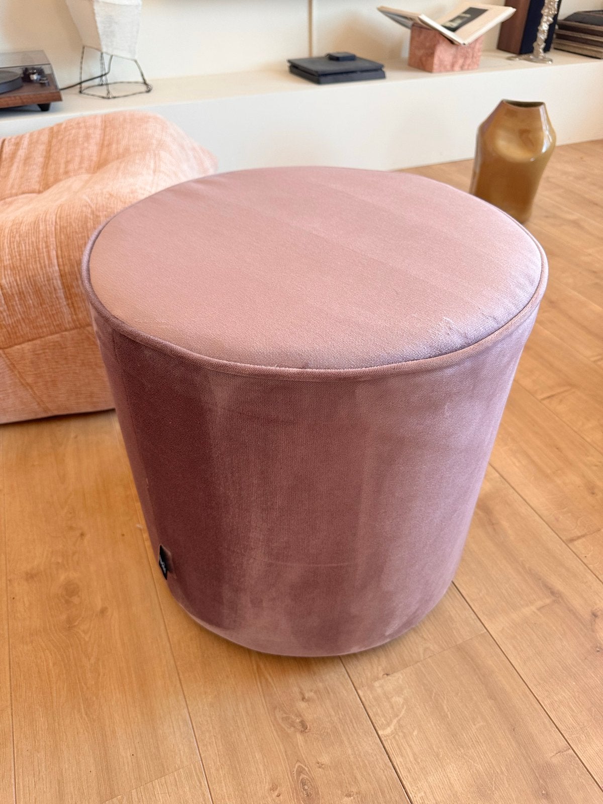 WOOOD Poef Sara Velvet Warm Lila 46x46 cm, Huis en Inrichting, Banken | Voetenbanken en Poefen, Ophalen, Minder dan 50 cm, Gebruikt
