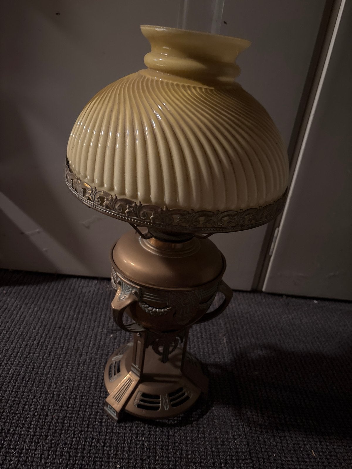 Antieke olielamp met geplooide glazen kap, Antiek en Kunst, Ophalen