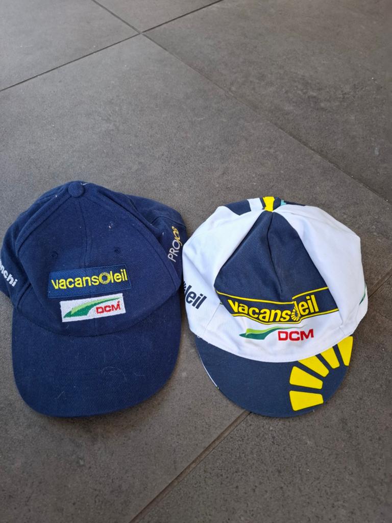 2x vacansoleil petten, Ophalen of Verzenden, Bovenkleding