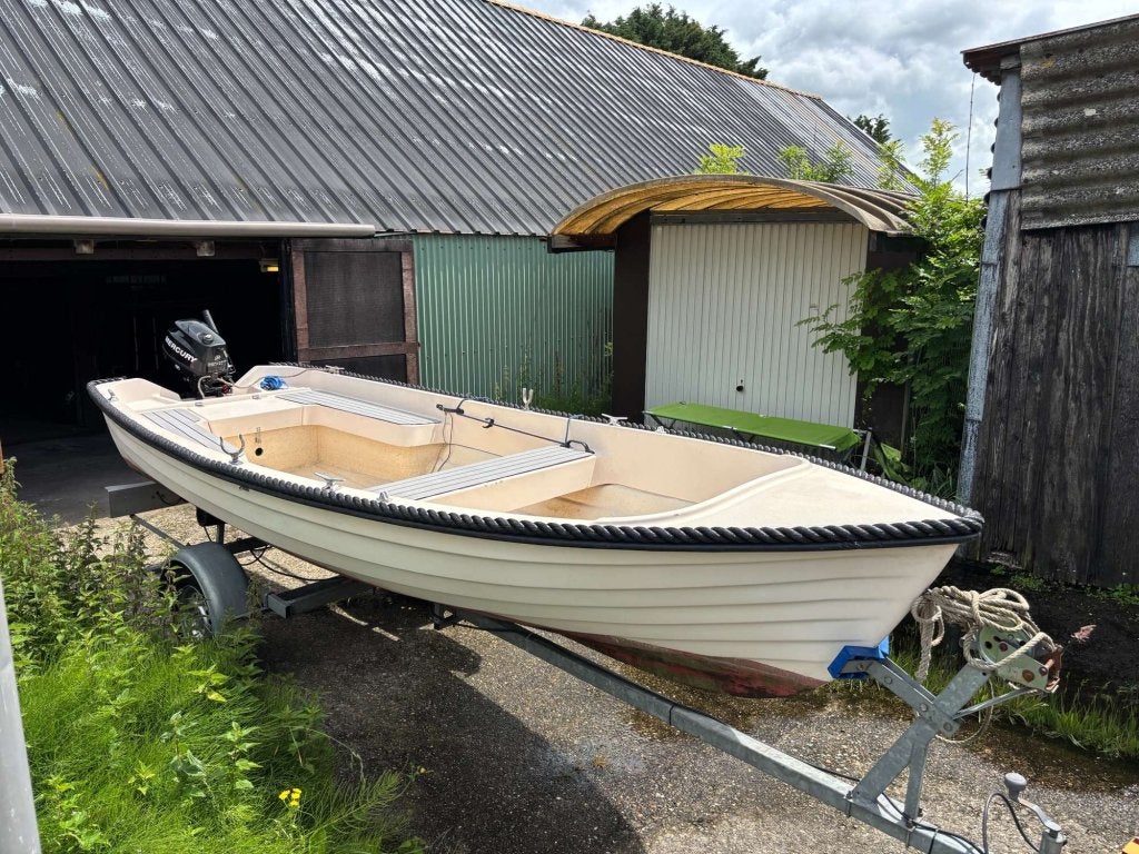 Ruime 5 persoons sloep / boot met 5 pk motor - Vaarklaar!, Watersport en Boten, Gebruikt, 4 m, Kabelaring, Niet ingevuld