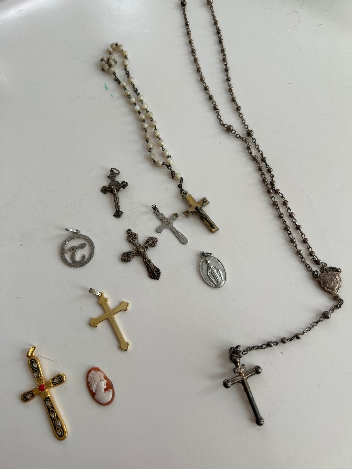 Diverse religieuze hangers en rozenkransen, Ophalen of Verzenden