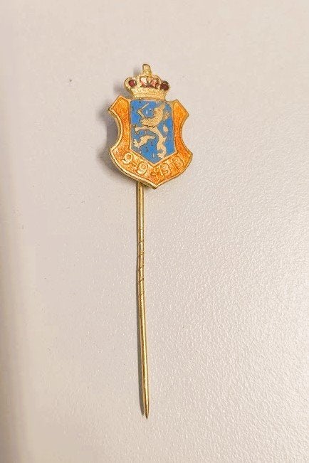 mooie volmetaal koningshuis speld  Wilhelmina 9 sept 1933, Verzamelen, Speldjes, Pins en Buttons, Ophalen of Verzenden, Gebruikt
