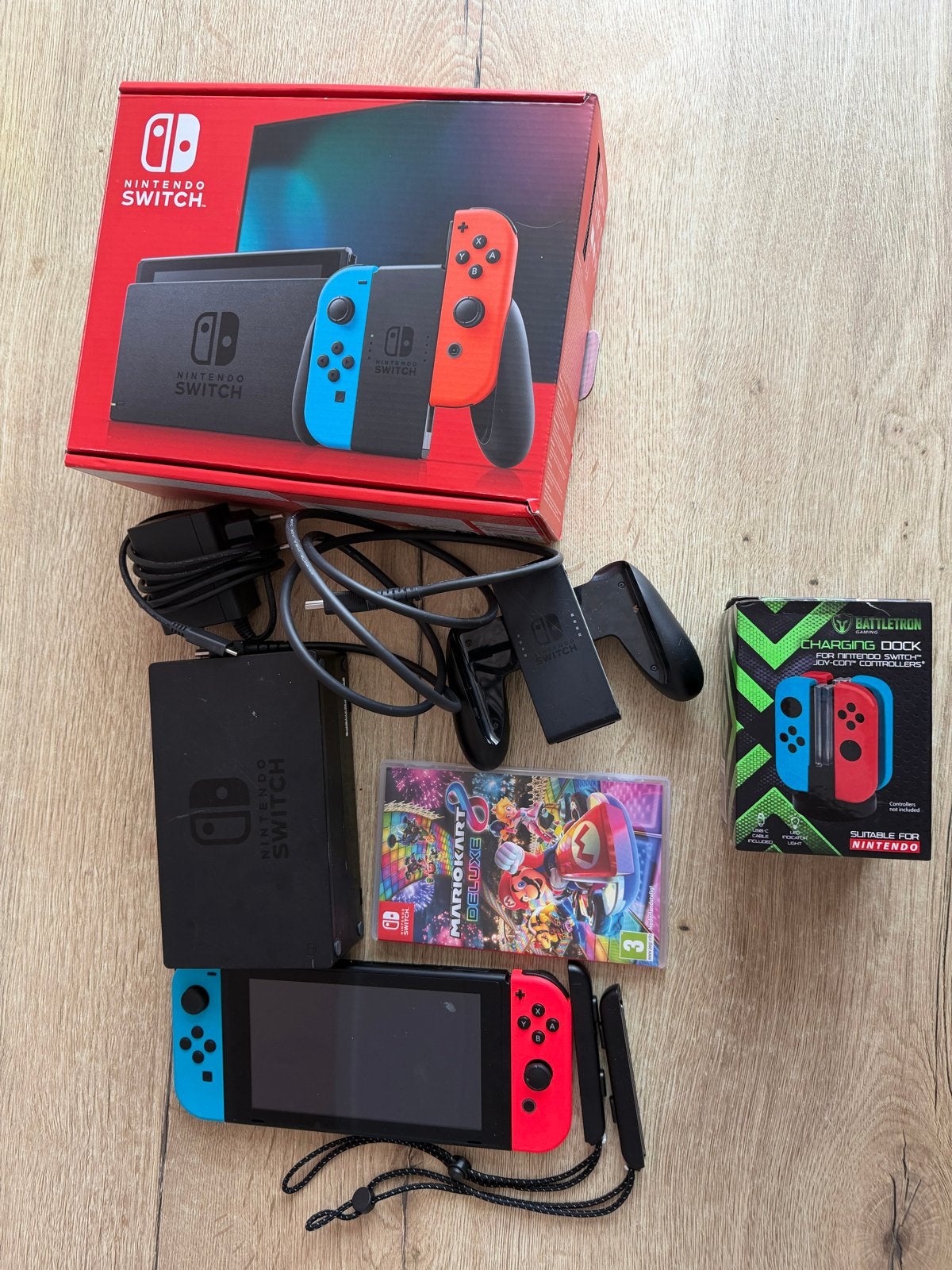 Bieden!! Nette Nintendo Switch met Mario Kart 8 Deluxe, Spelcomputers en Games, Spelcomputers | Nintendo Switch, Zo goed als nieuw