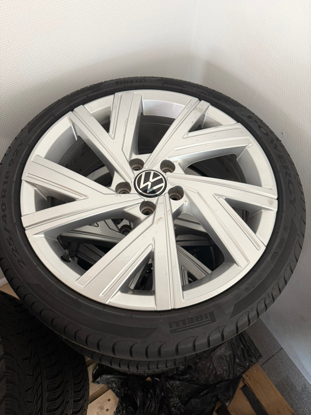 18 inch VW velgen met Pirelli banden - goede staat, Ophalen, 18 inch, Banden en Velgen, Zomerbanden