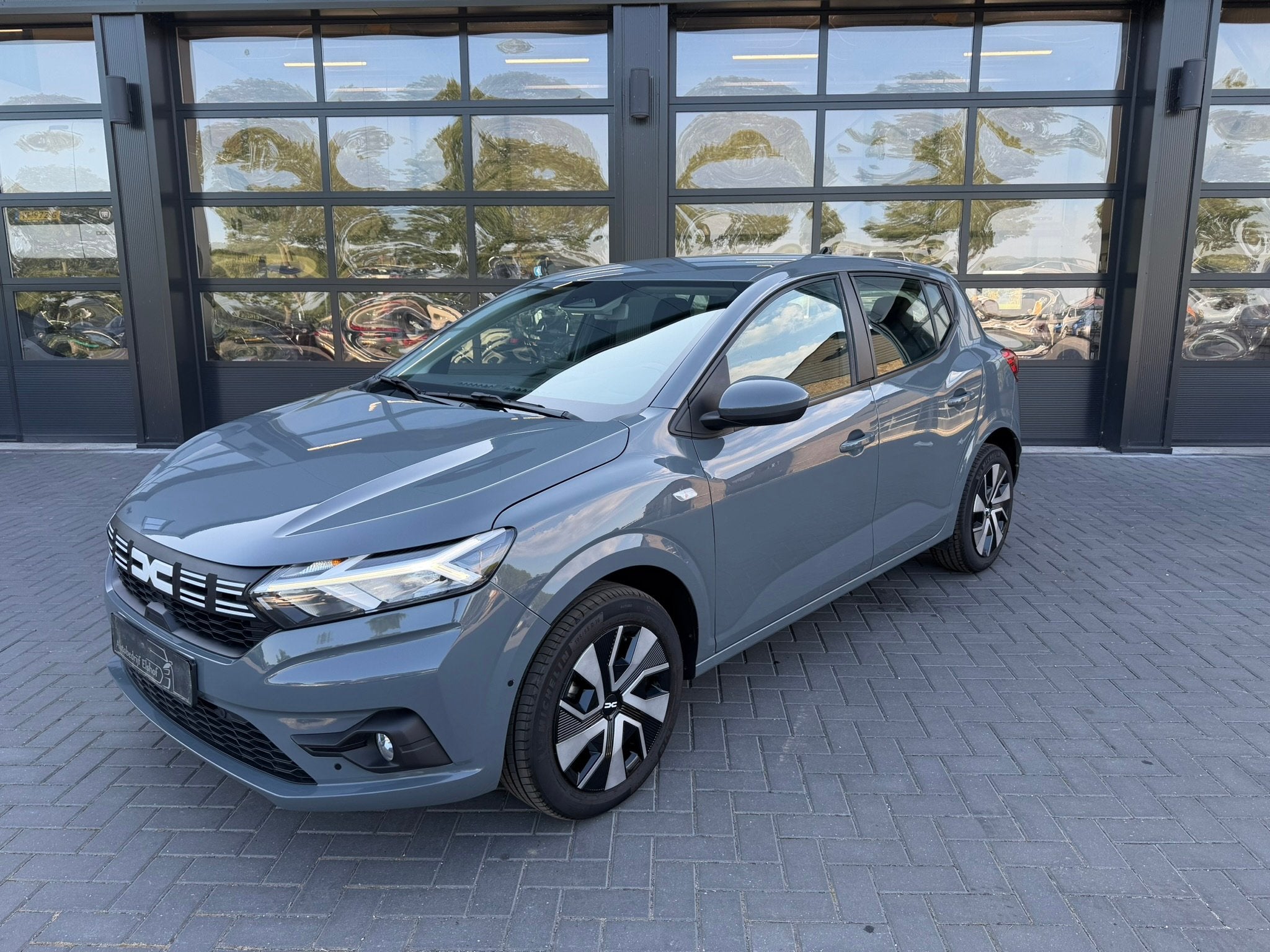 Dacia Sandero 1.0 TCe 90 Carplay/ Automaat (bj 2024), Gebruikt, Origineel Nederlands, Bedrijf, Zilver of Grijs